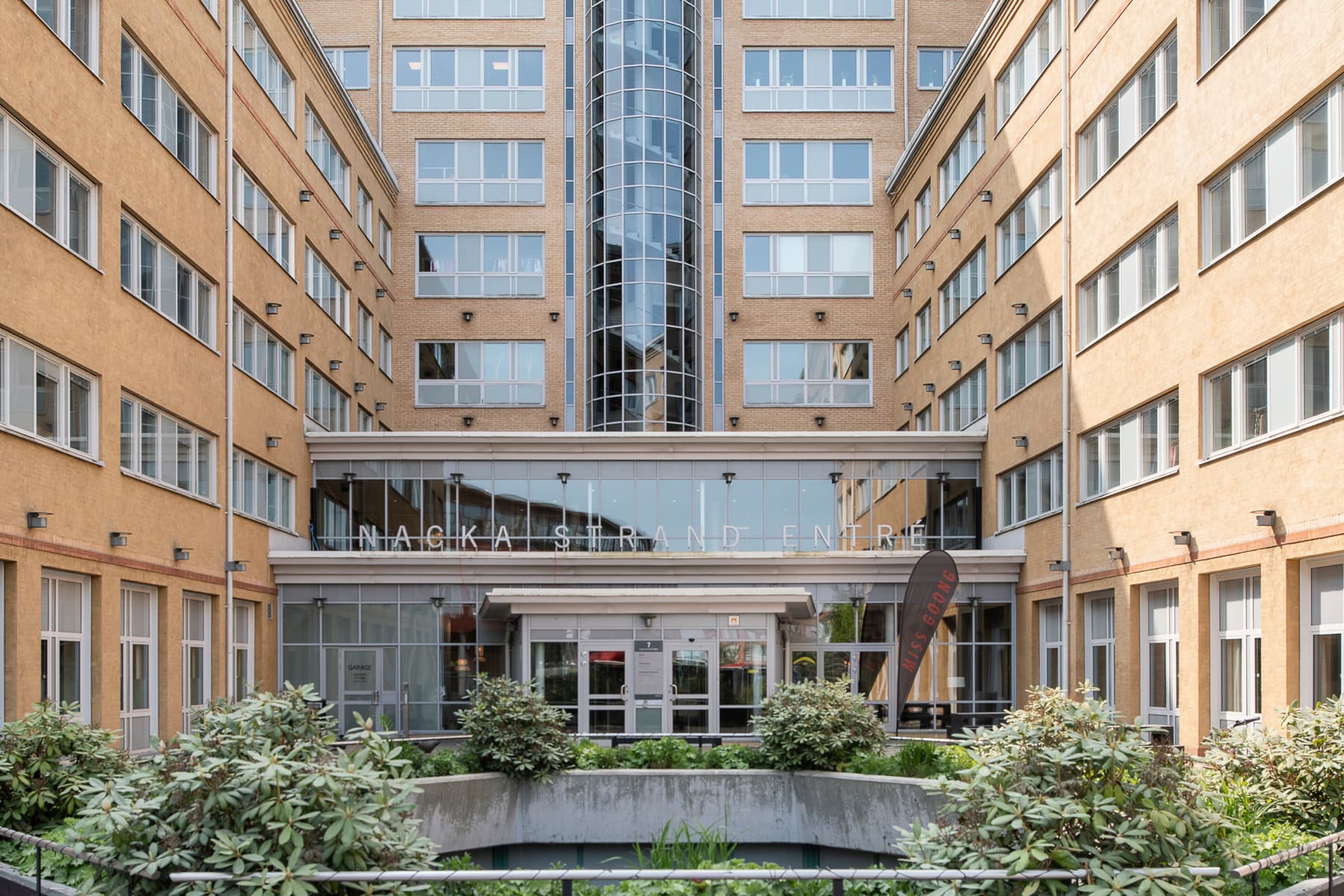 En stor byggnad med en klocka på toppen.