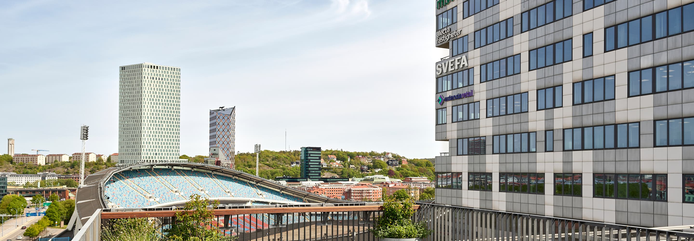 En träbänk som sitter på toppen av ett tak.