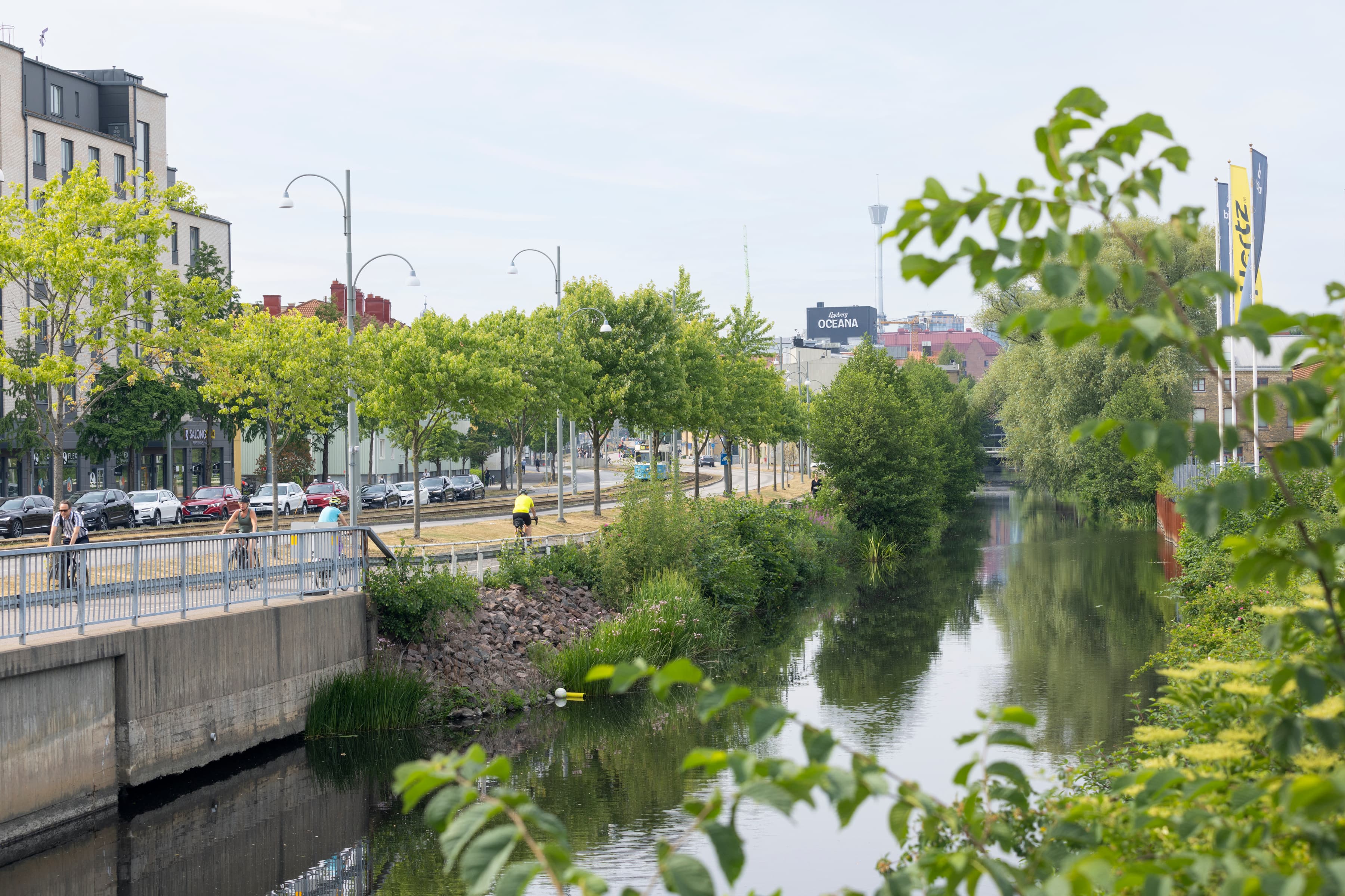 Vatten som rinner genom en stad bredvid höga byggnader.