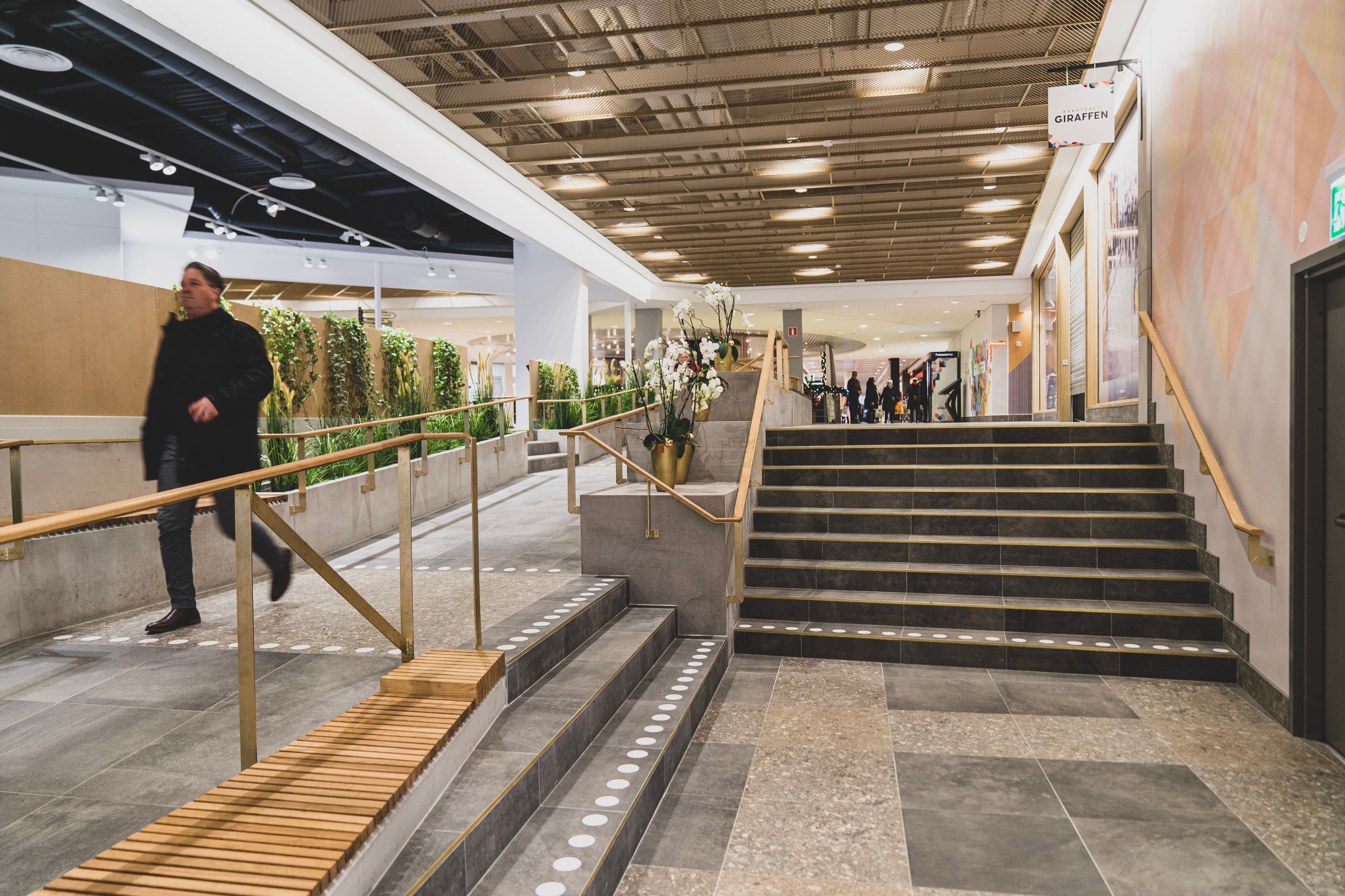 En man går nerför en trappa.