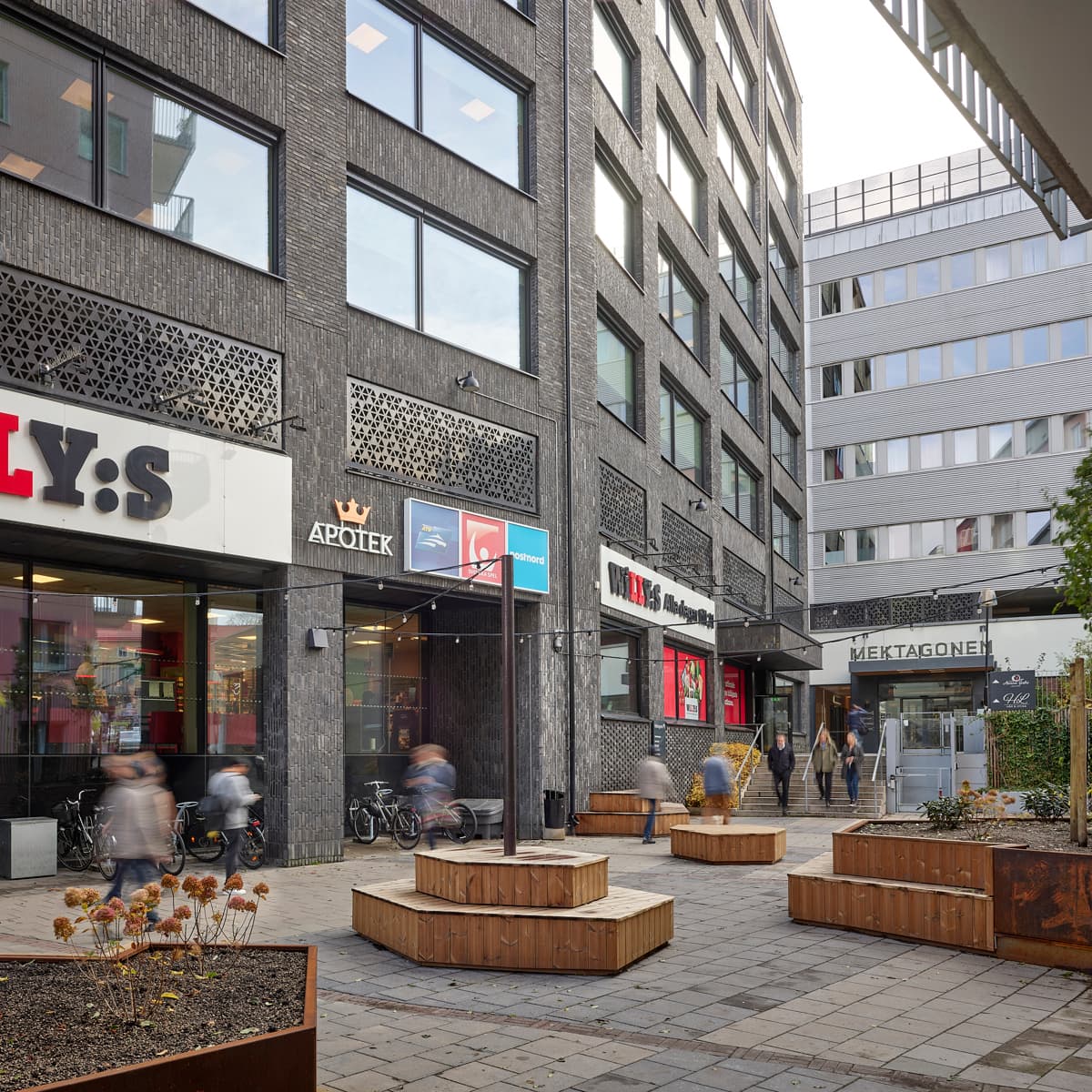 En grupp människor som går runt i ett köpcentrum.