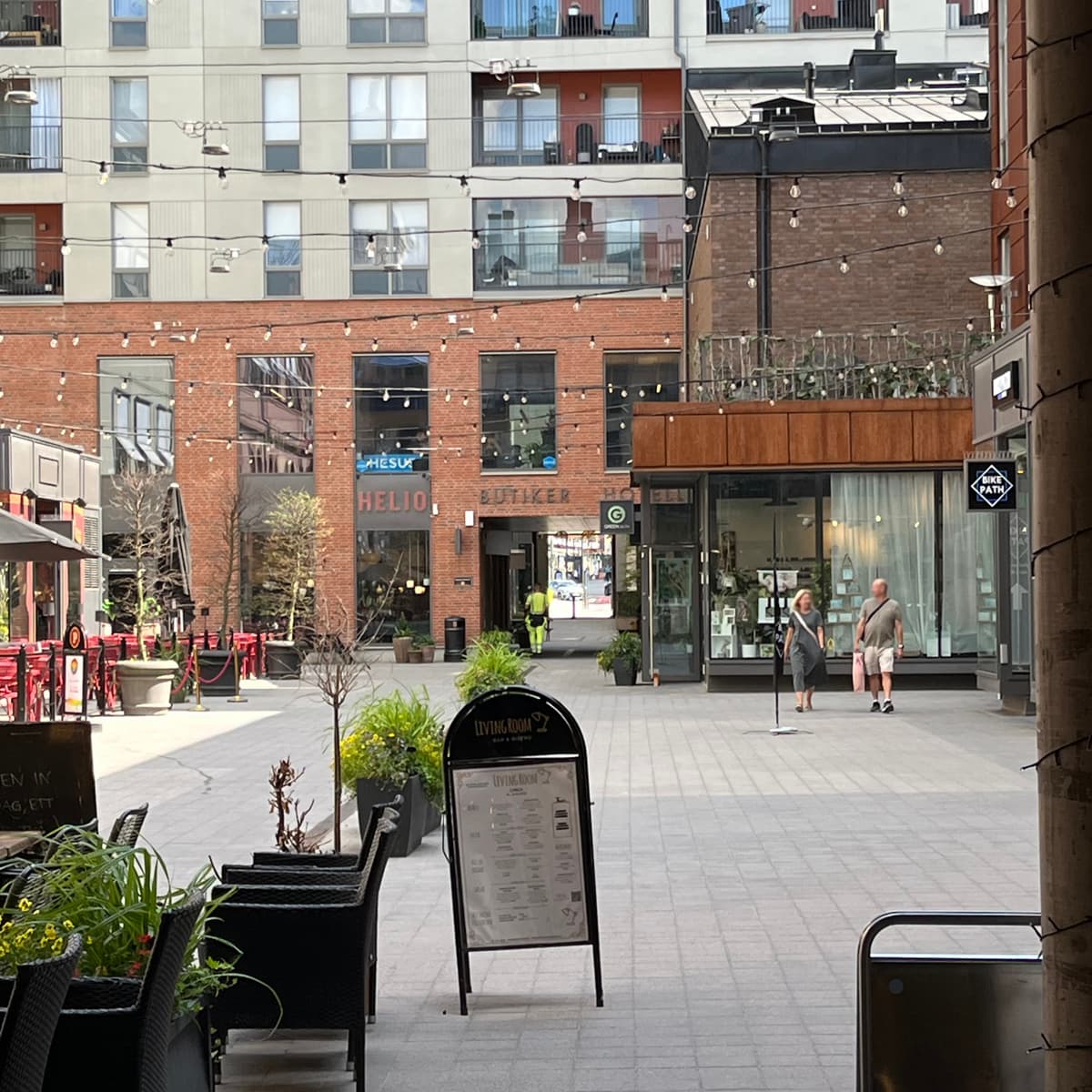 Vy över en stadsgata från en byggnad.