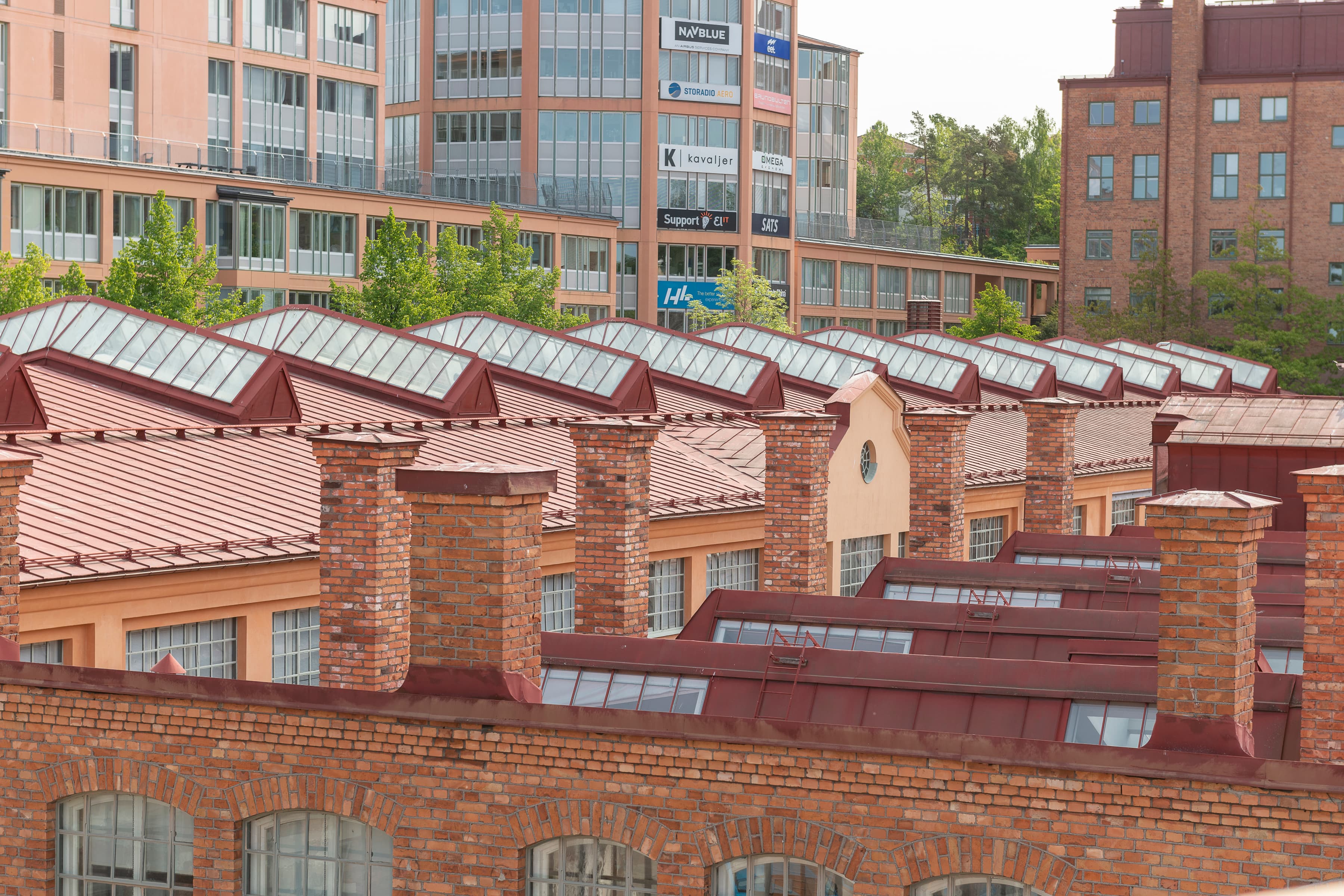 En rad med tegelbyggnader i en stad.