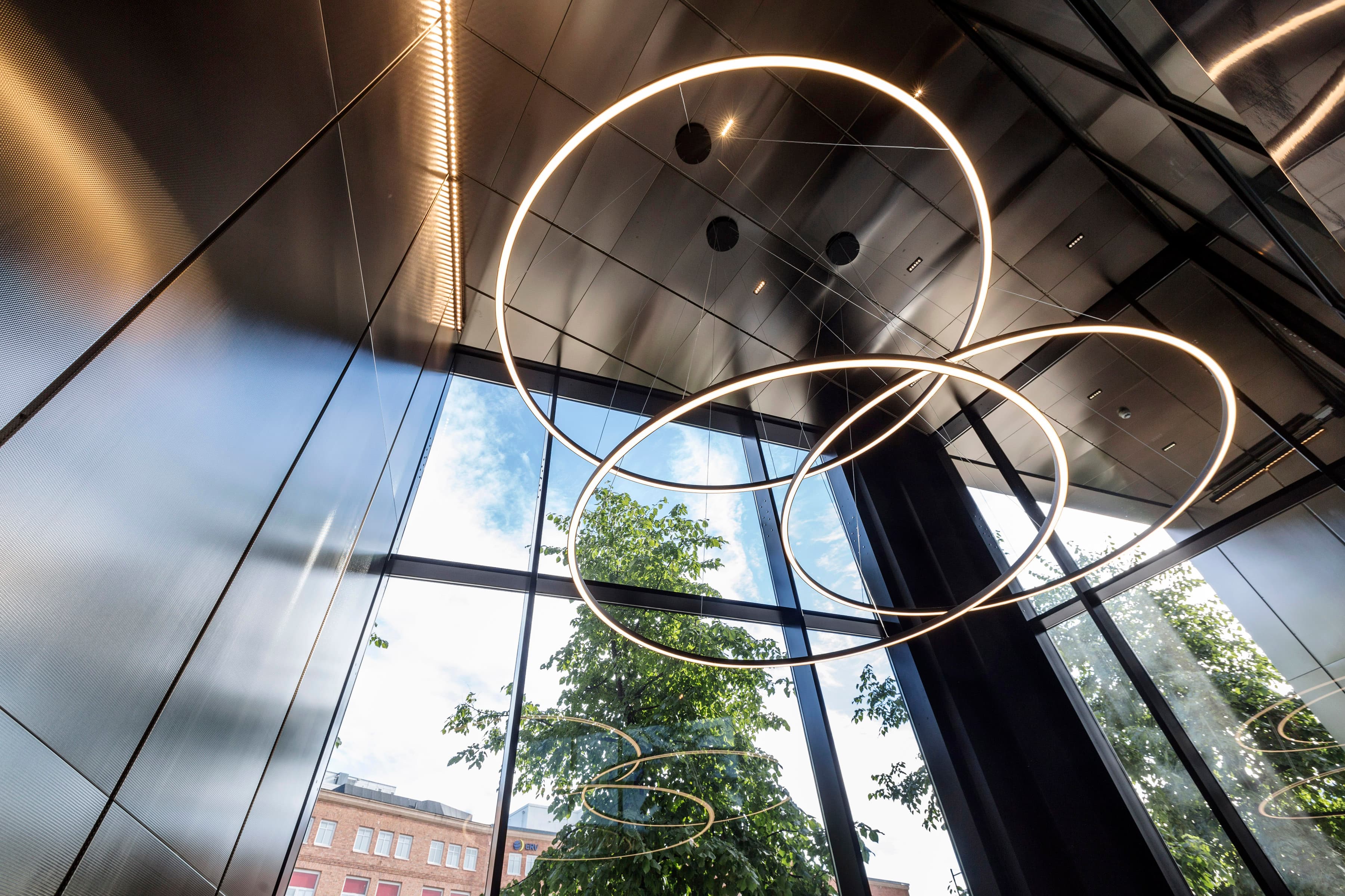 En cirkelformad lampa som hänger från taket i en byggnad.