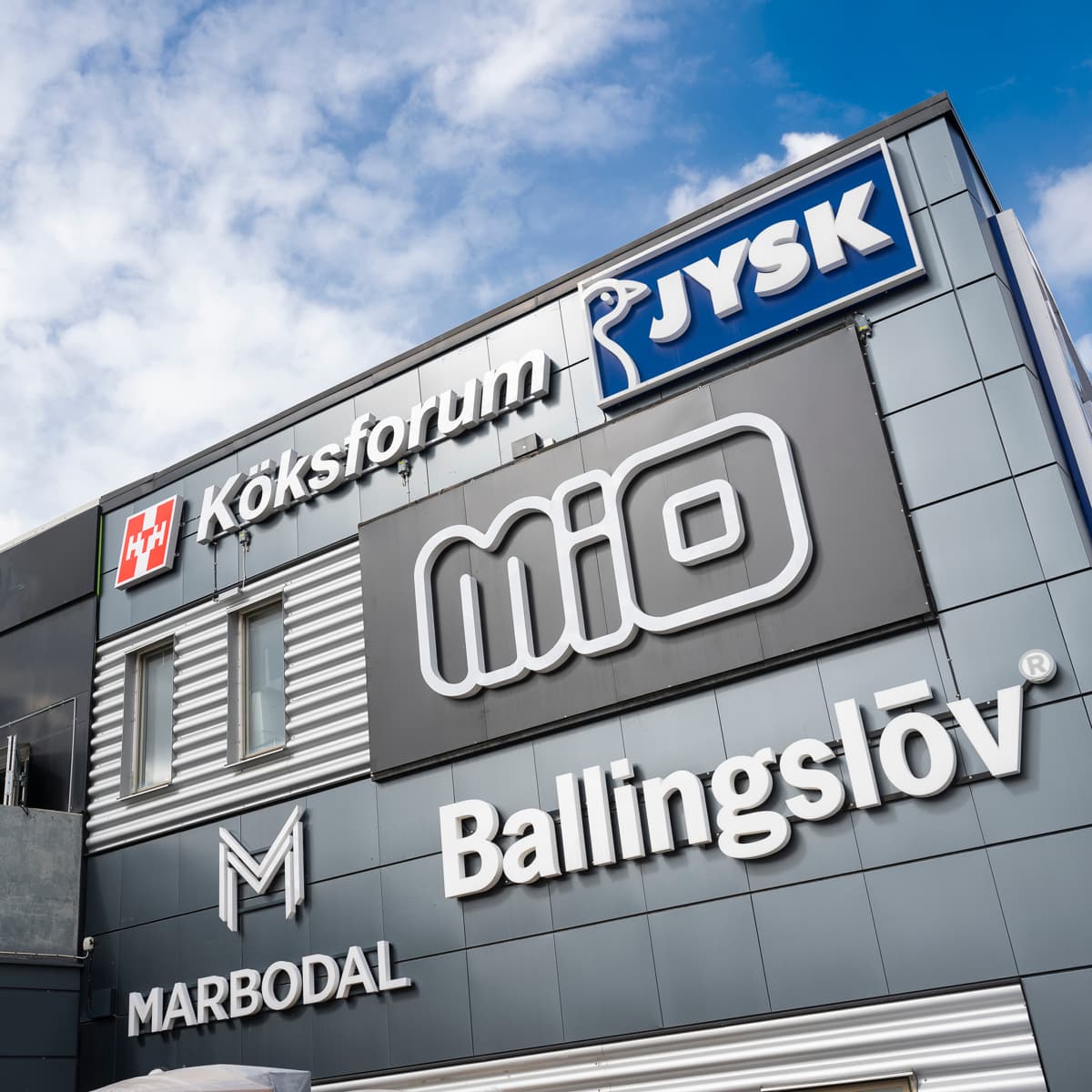 En byggnad som har en skylt på sidan av den.