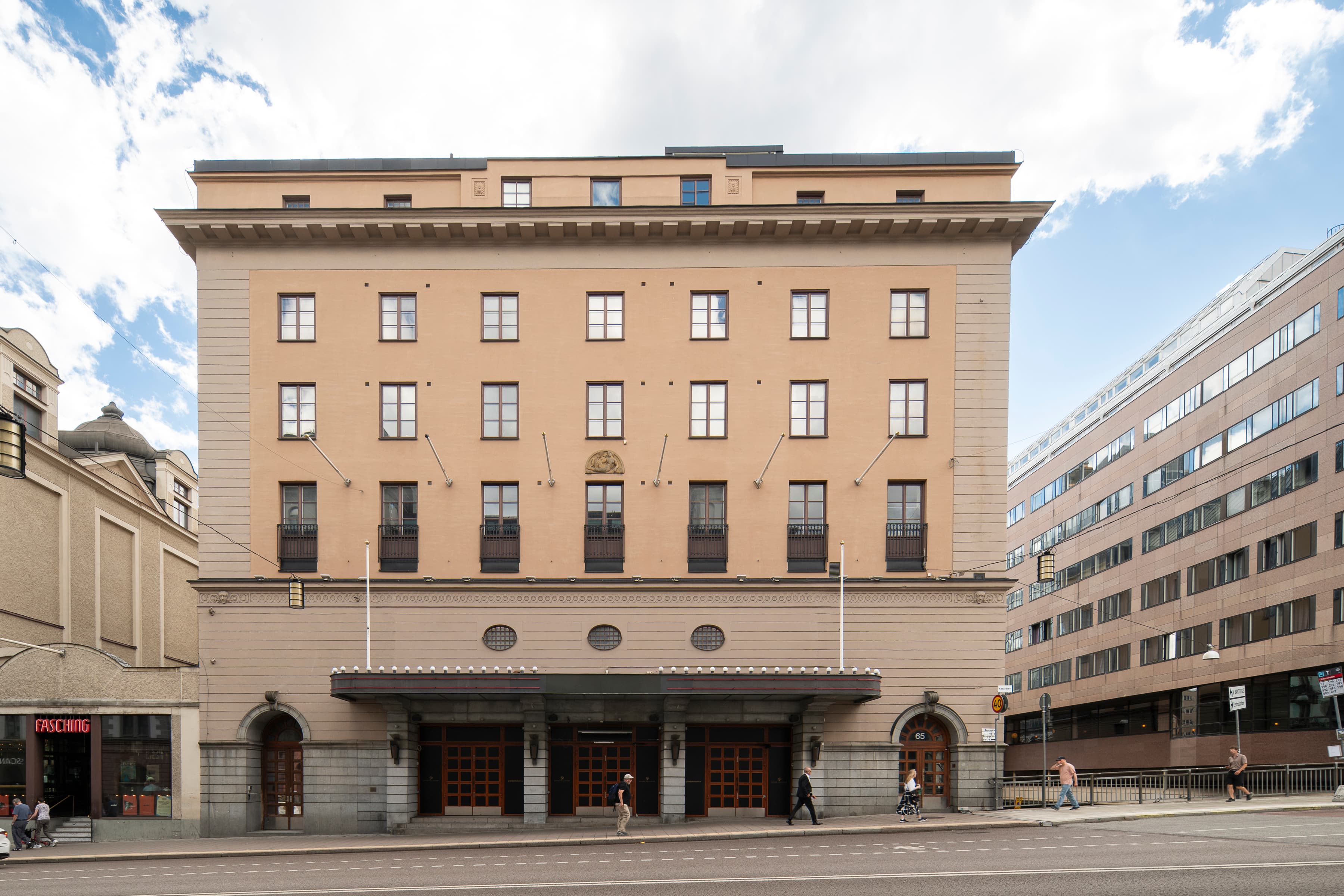 En stor byggnad med många fönster på framsidan.