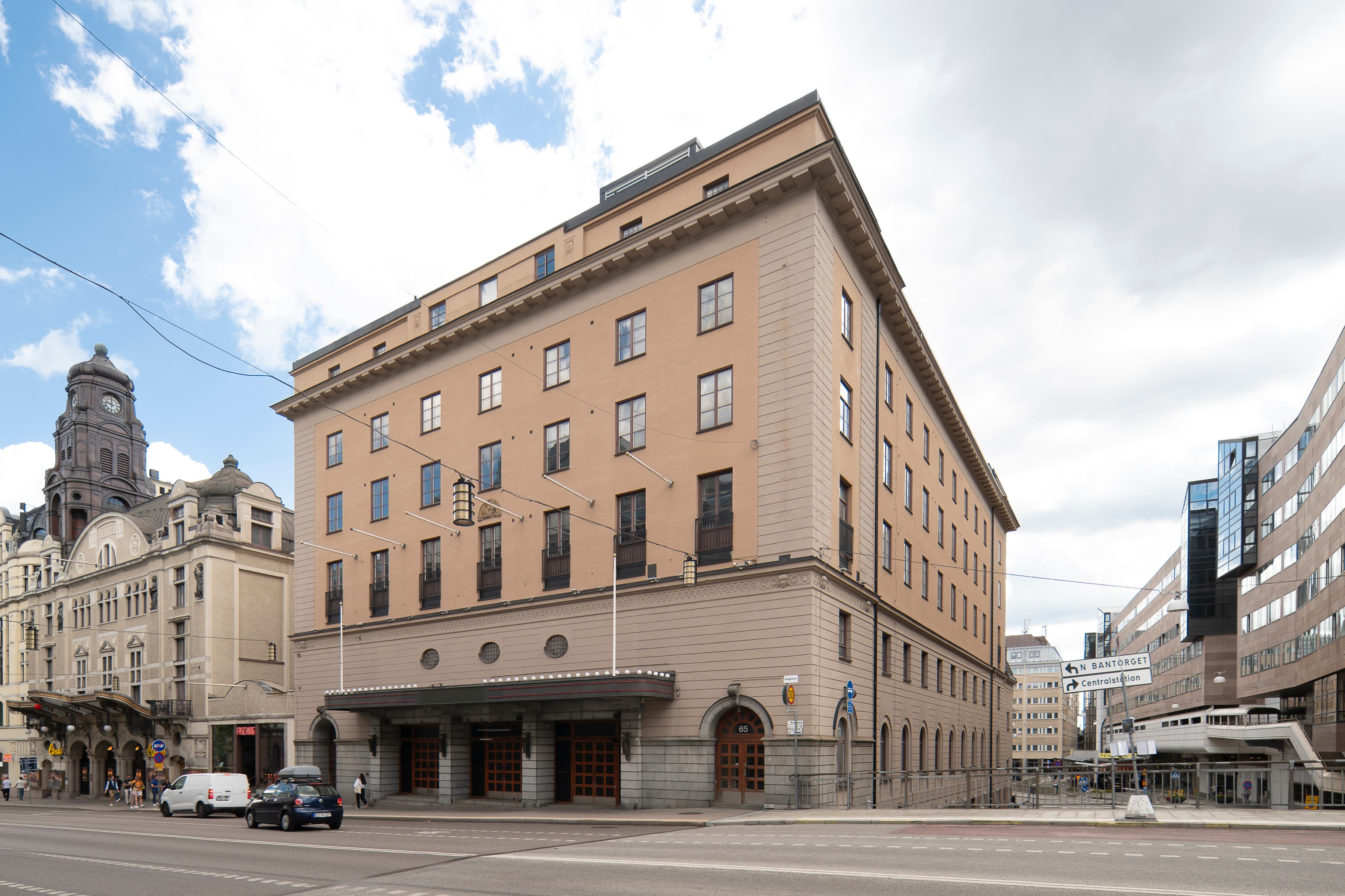 En stor byggnad vid ett gathörn i staden.