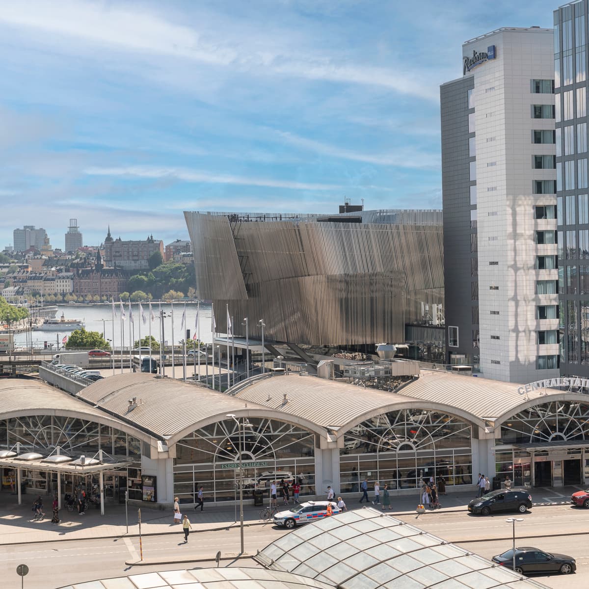En utsikt över en tågstation i en stad.