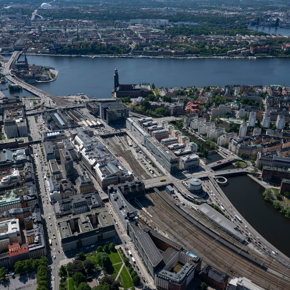 En flygbild av en stad med en flod som rinner genom den.