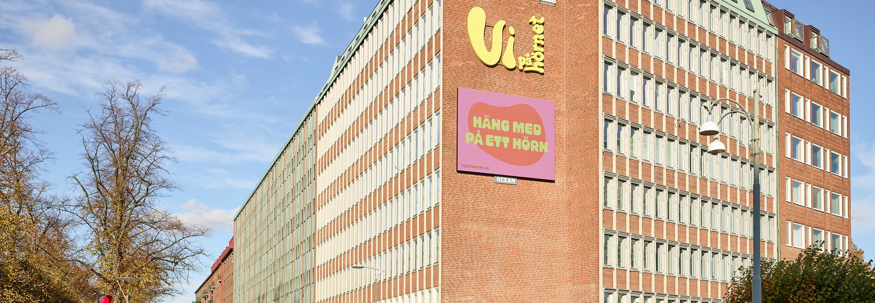 En stor byggnad med en skylt på sidan av den.