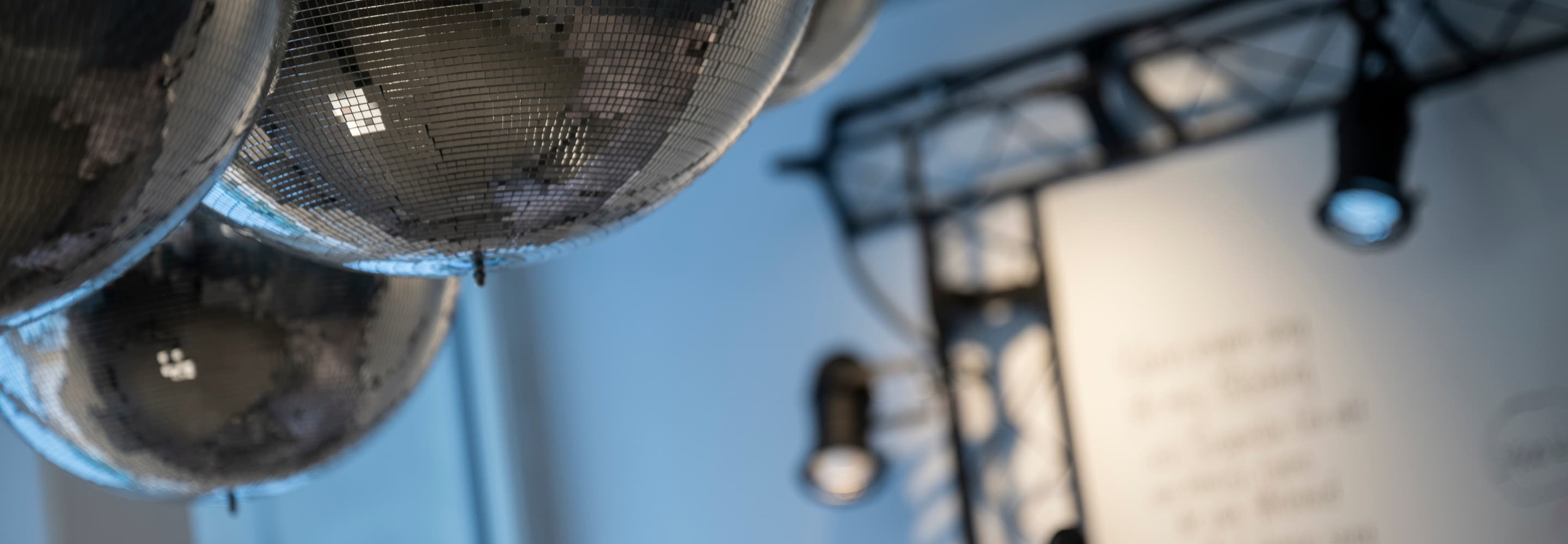 En grupp discokulor som hänger från ett tak.