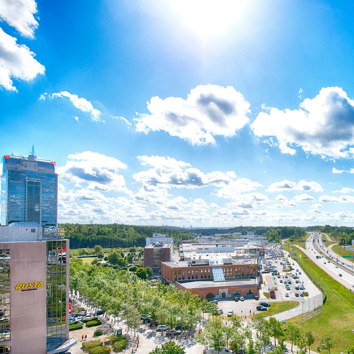 En utsikt över en stad från en hög byggnad.