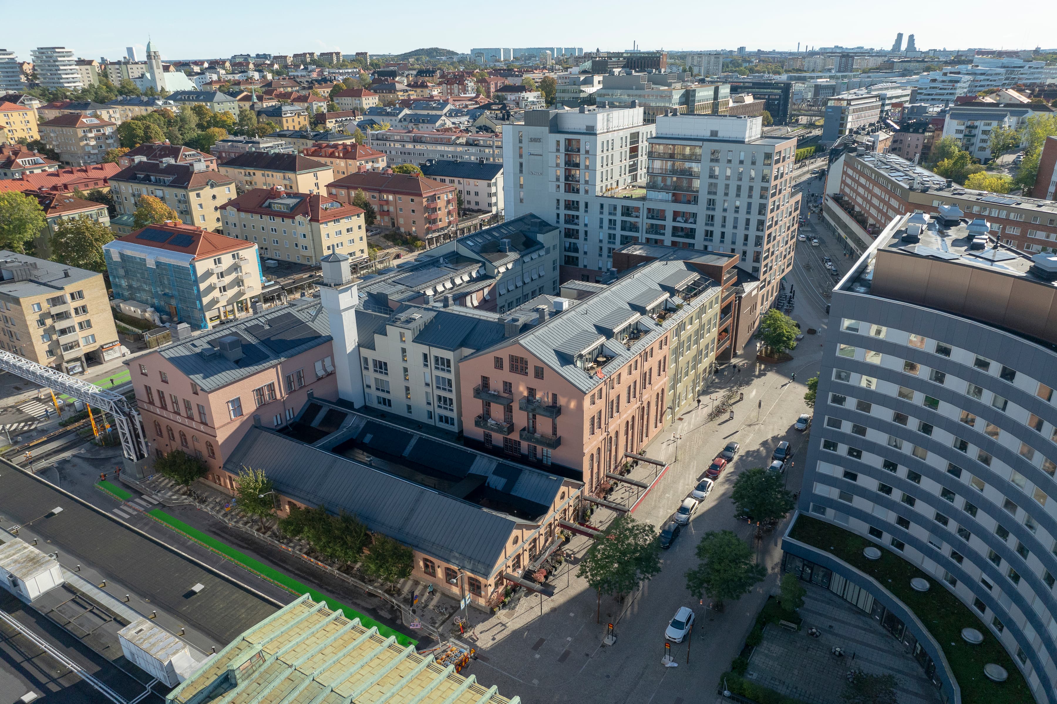 En flygbild över en stad med byggnader.
