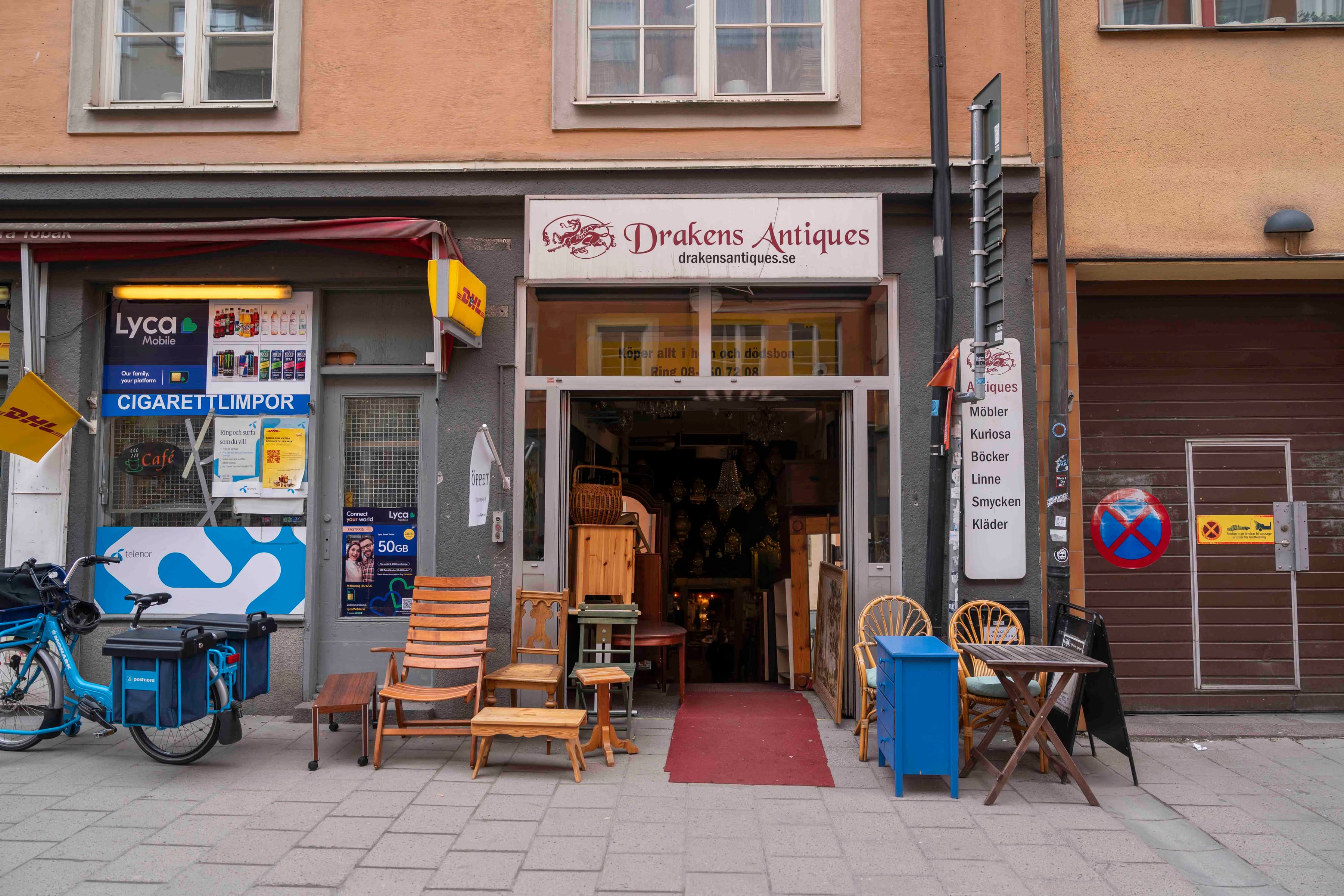 En byggnad med stolar och bord utanför.