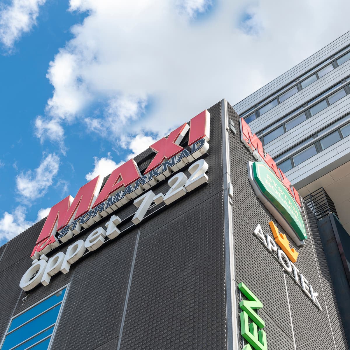 En hög byggnad med en himmel i bakgrunden.