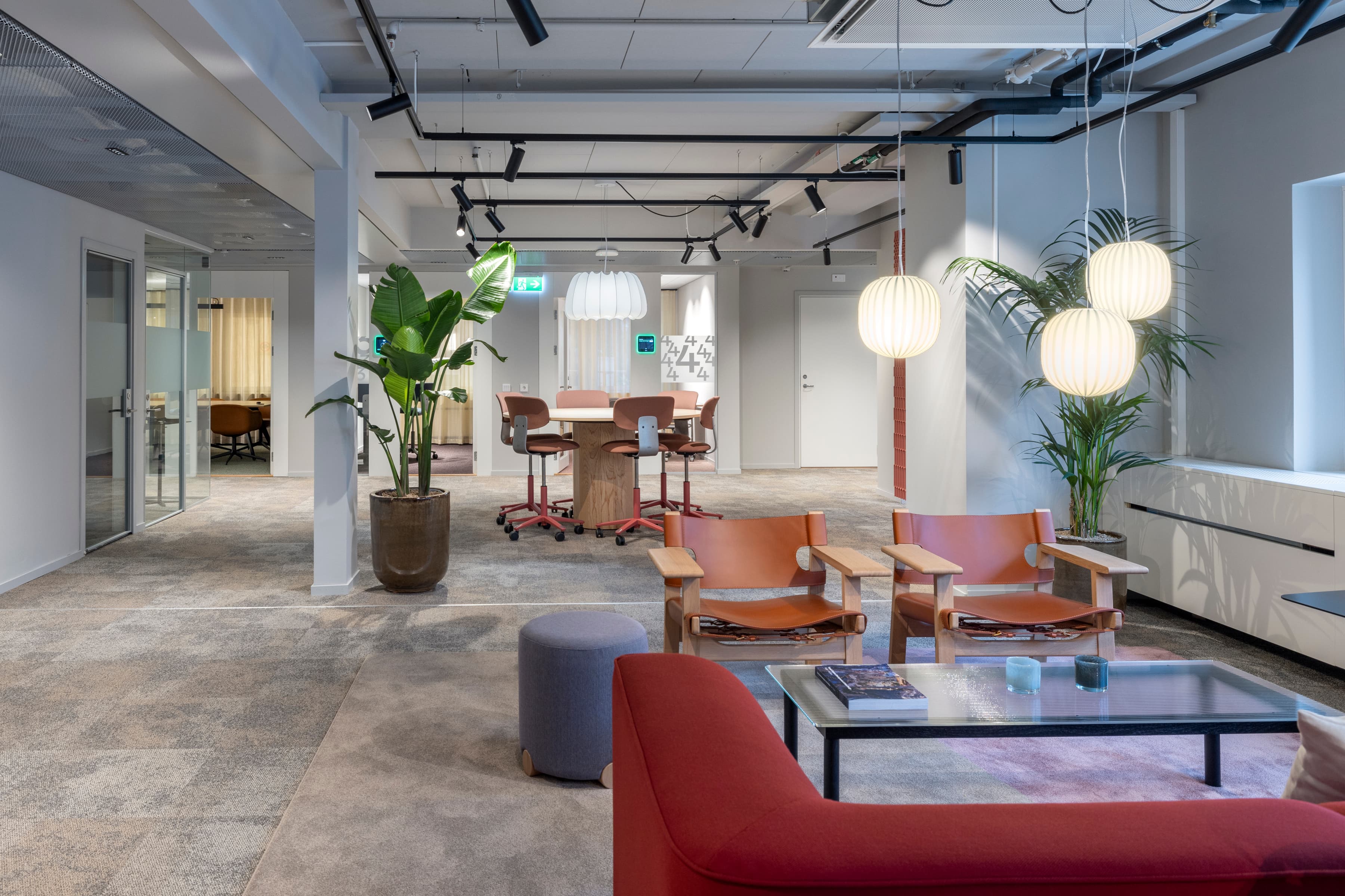 Ett rum med många stolar och bord.