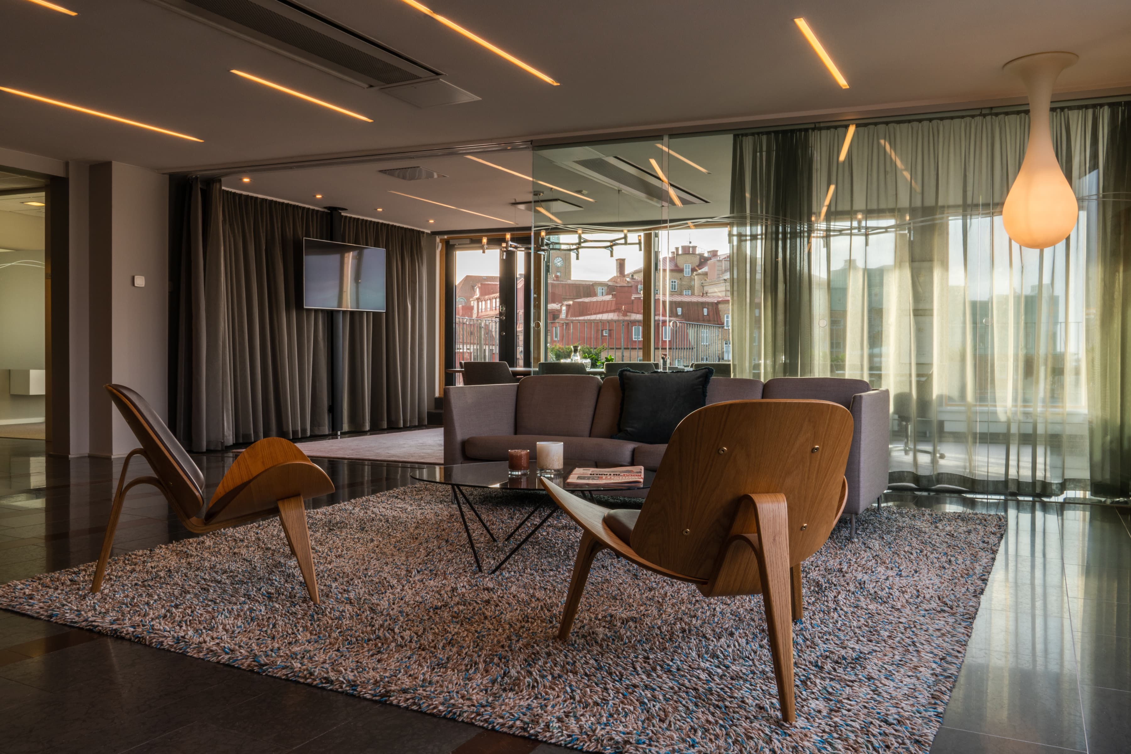 Ett kontor fyllt med möbler och ett stort fönster.