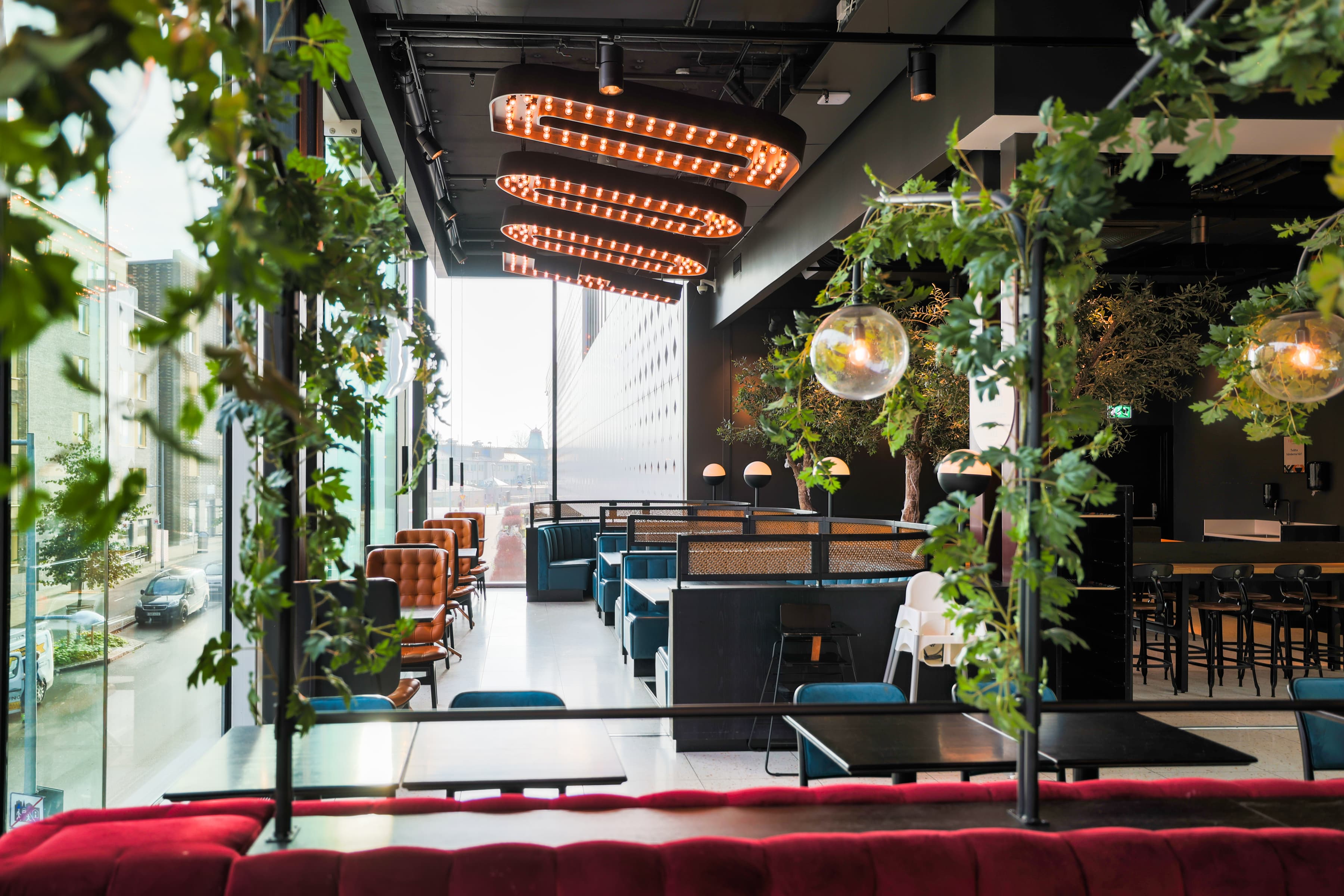 En restaurang med många bord och stolar.