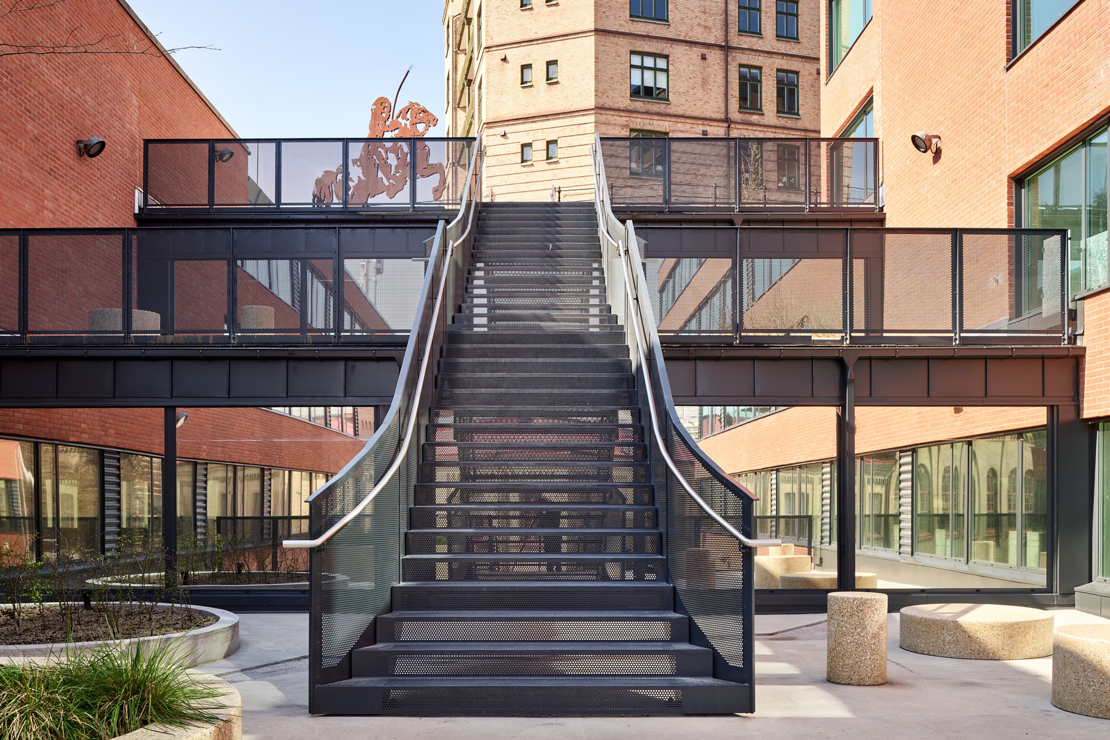 En trappa som leder upp till en byggnad.