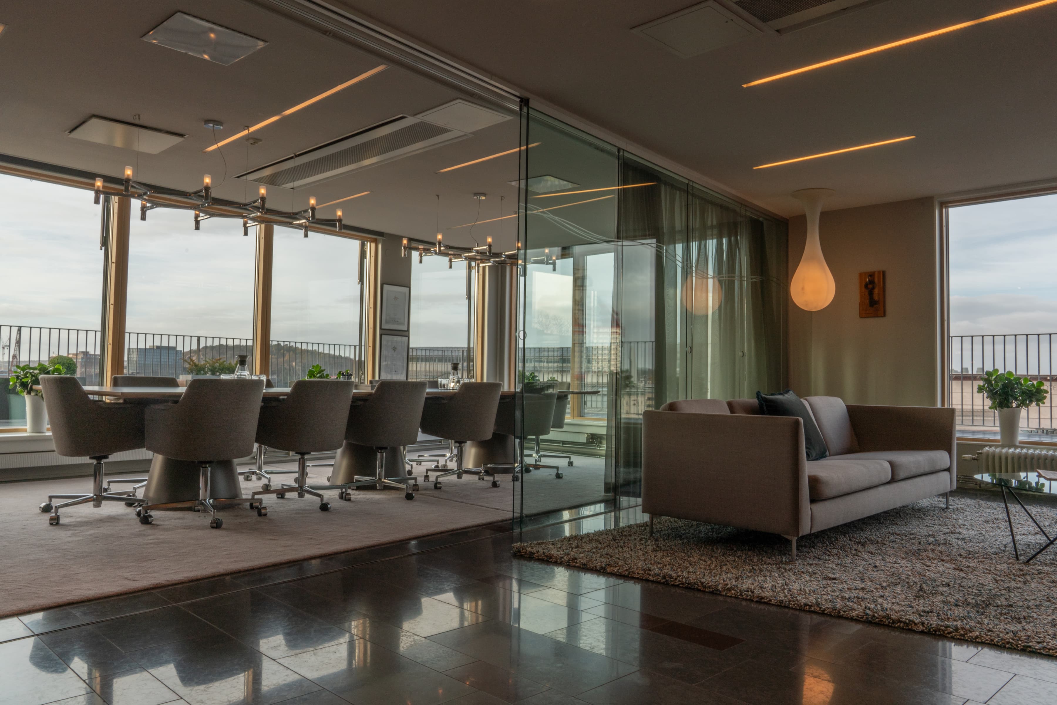 Ett vardagsrum fyllt med möbler och ett stort fönster.