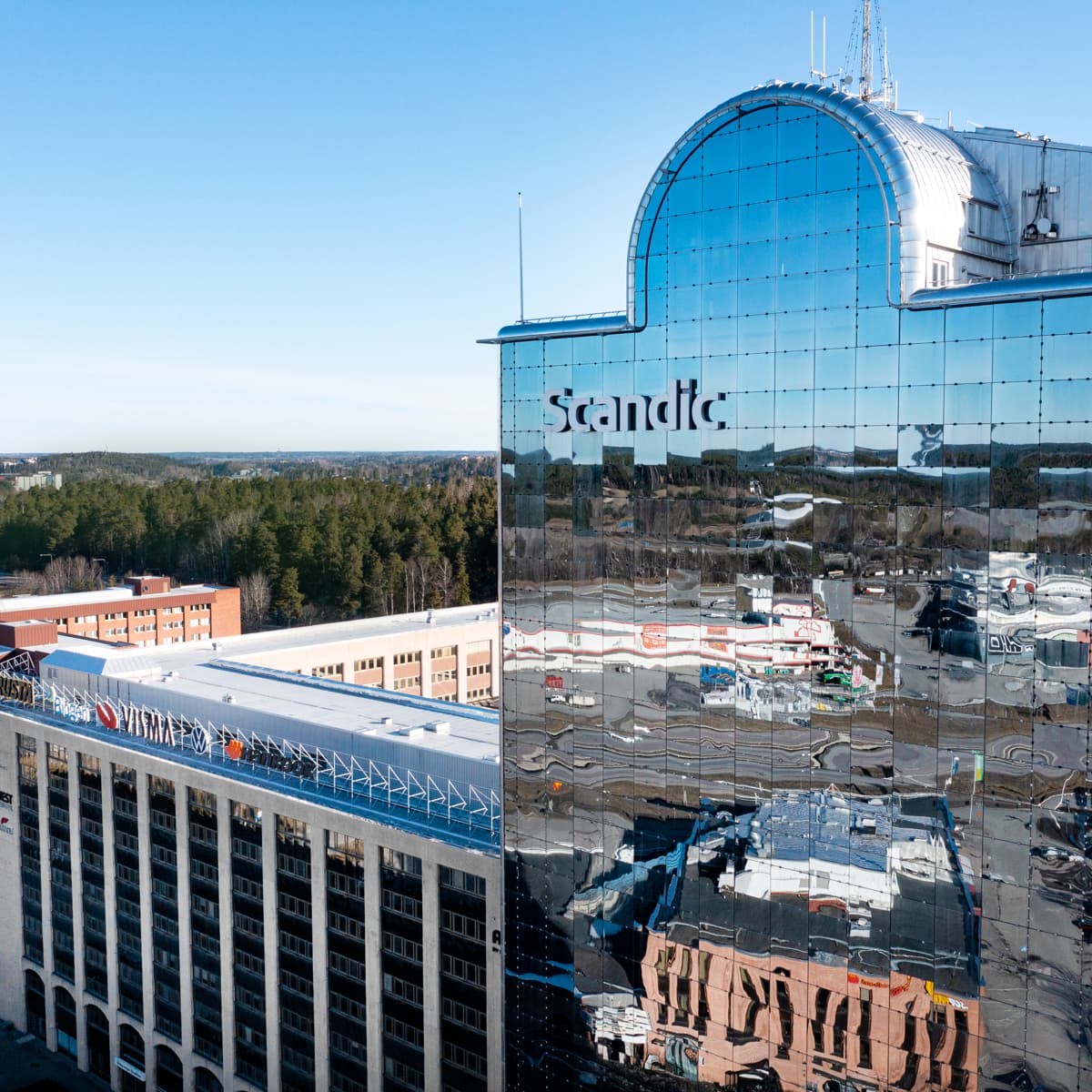 En stor byggnad med en stor glasbyggnad på.