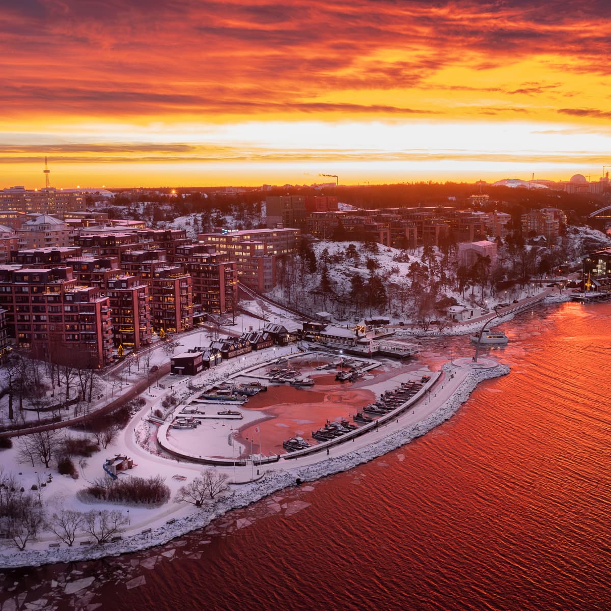 En flygbild av en stad i solnedgången.