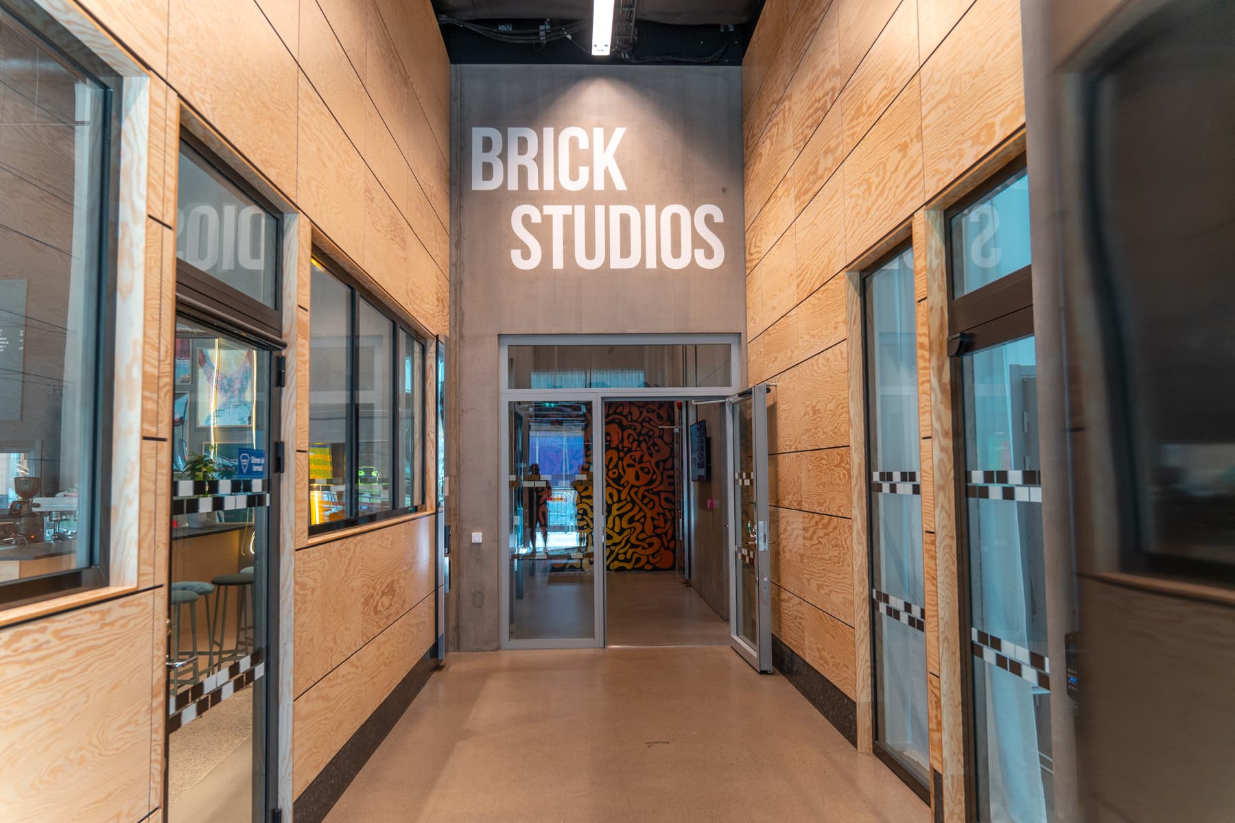 En byggnad med en skylt som säger brick studios.