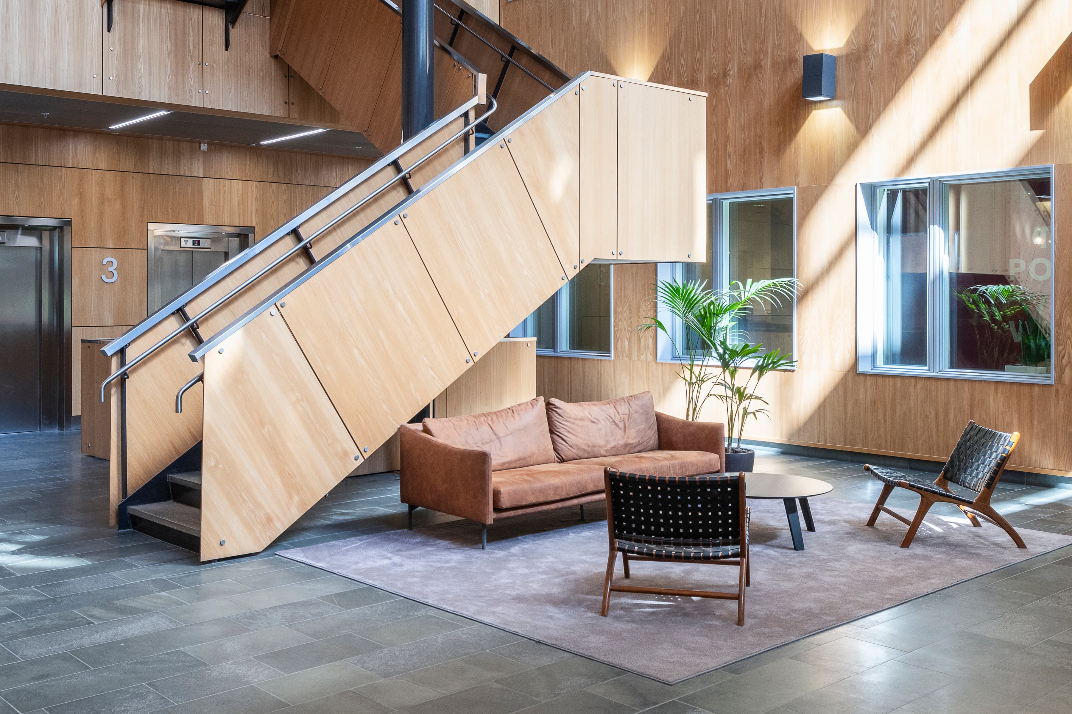 Ett vardagsrum fyllt med möbler och en trappa.