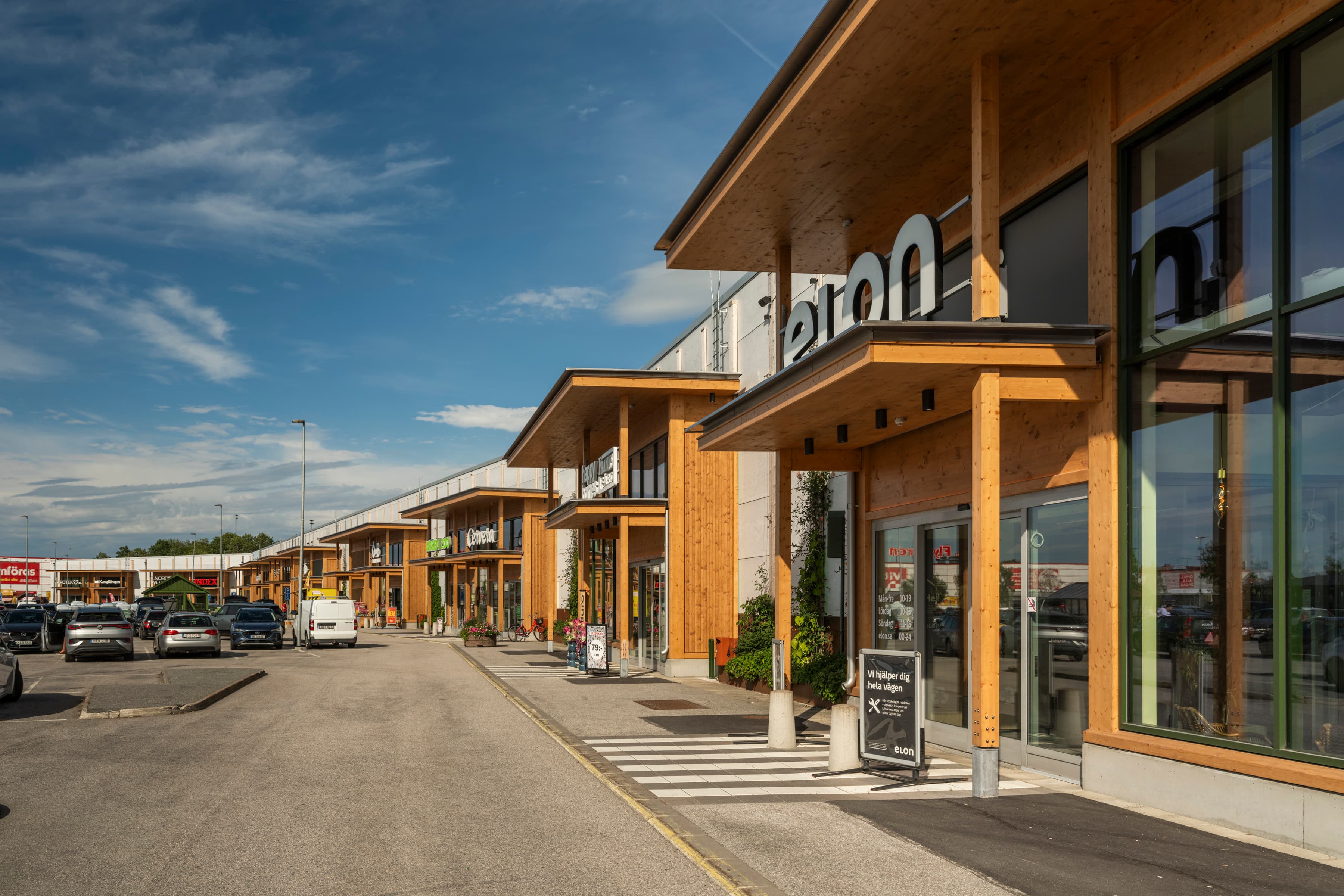 En rad byggnader med bilar parkerade framför dem.