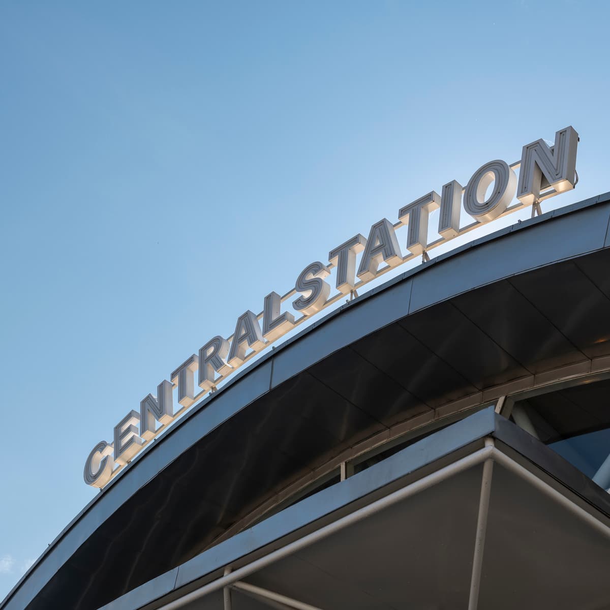 En närbild av en byggnad med en himmel som bakgrund.