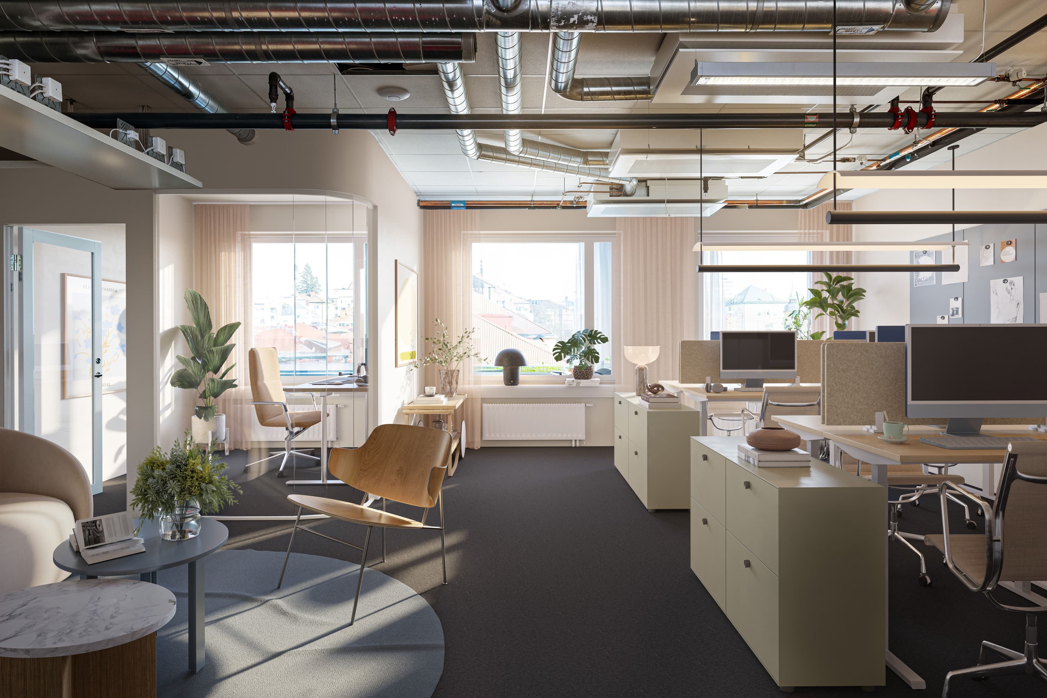 Ett kontor med många skrivbord och stolar.