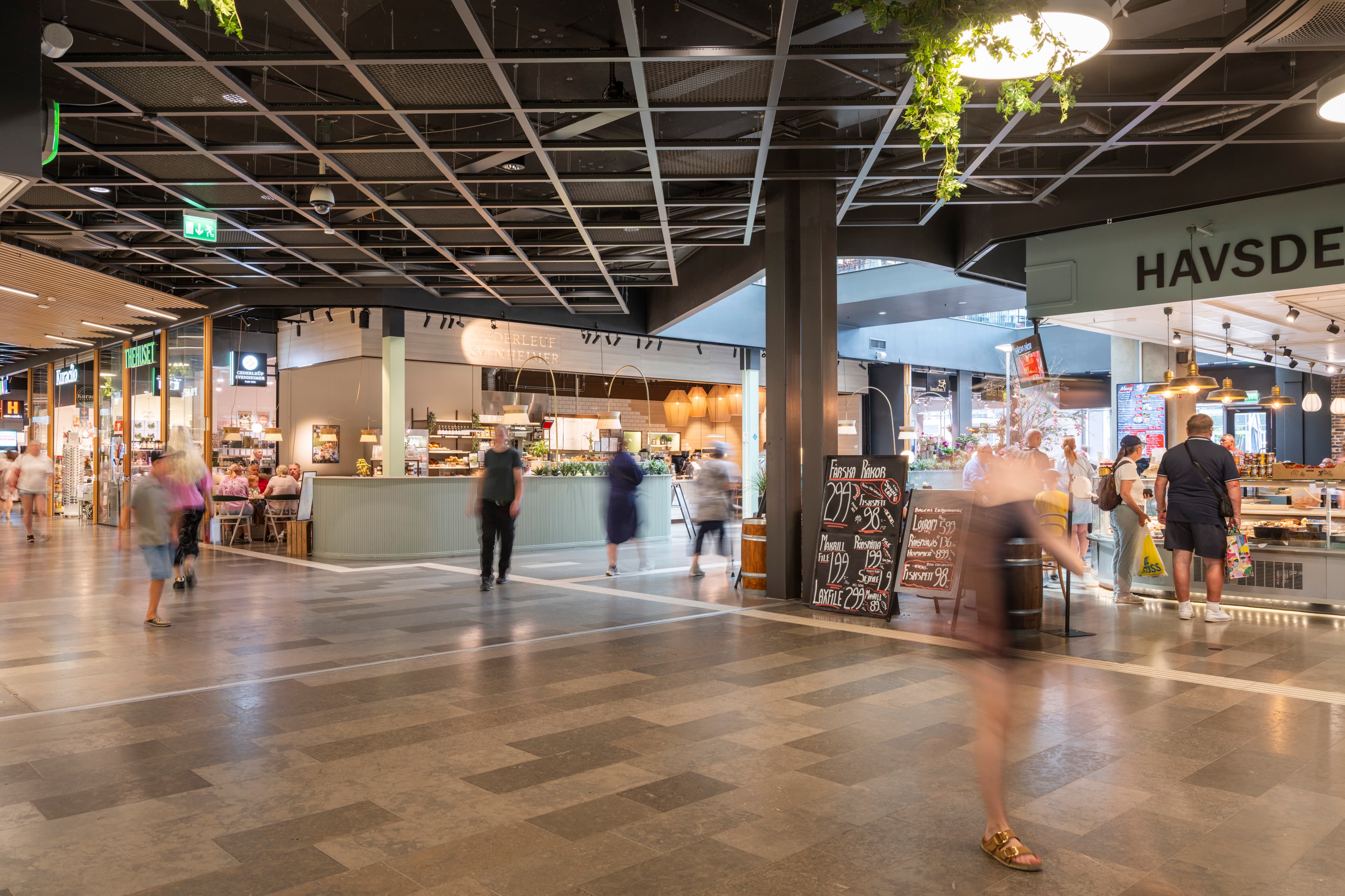 En grupp människor som går runt i ett köpcentrum.