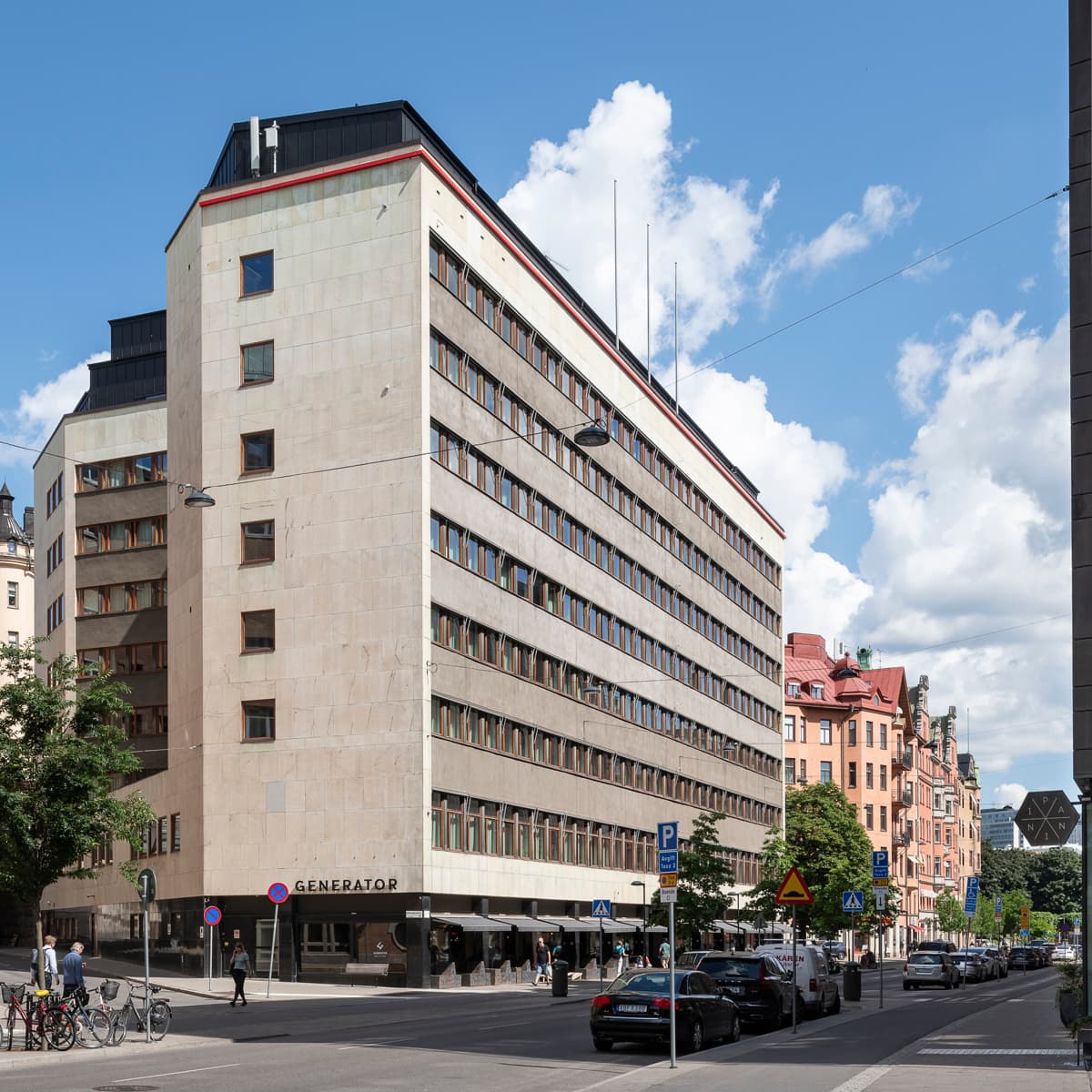 En stadsgata fylld med massor av höga byggnader.