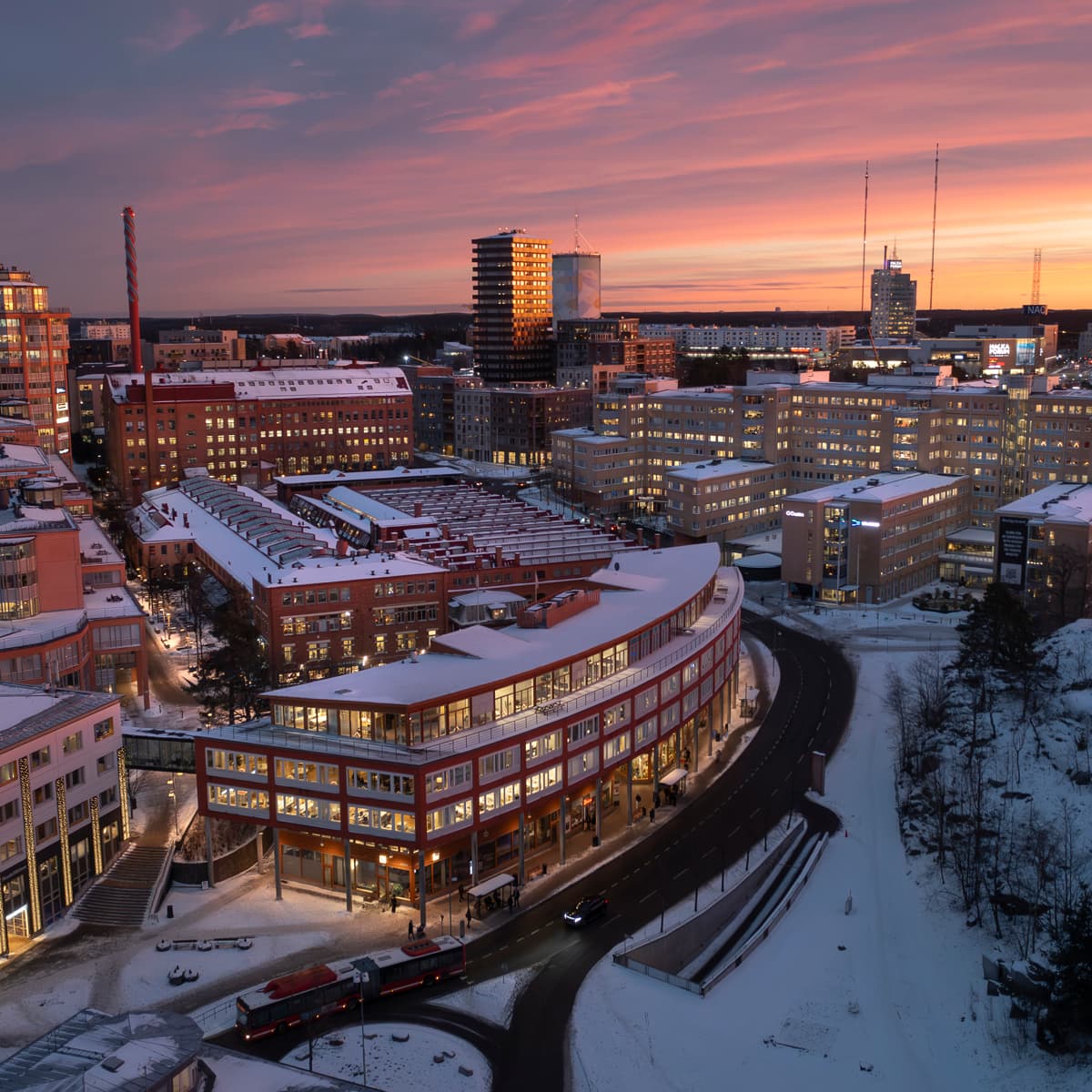 En flygvy över en stad i skymningen.
