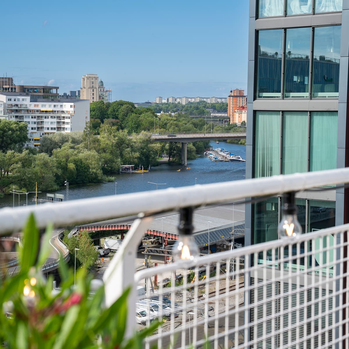 En balkong med utsikt över en flod och byggnader.