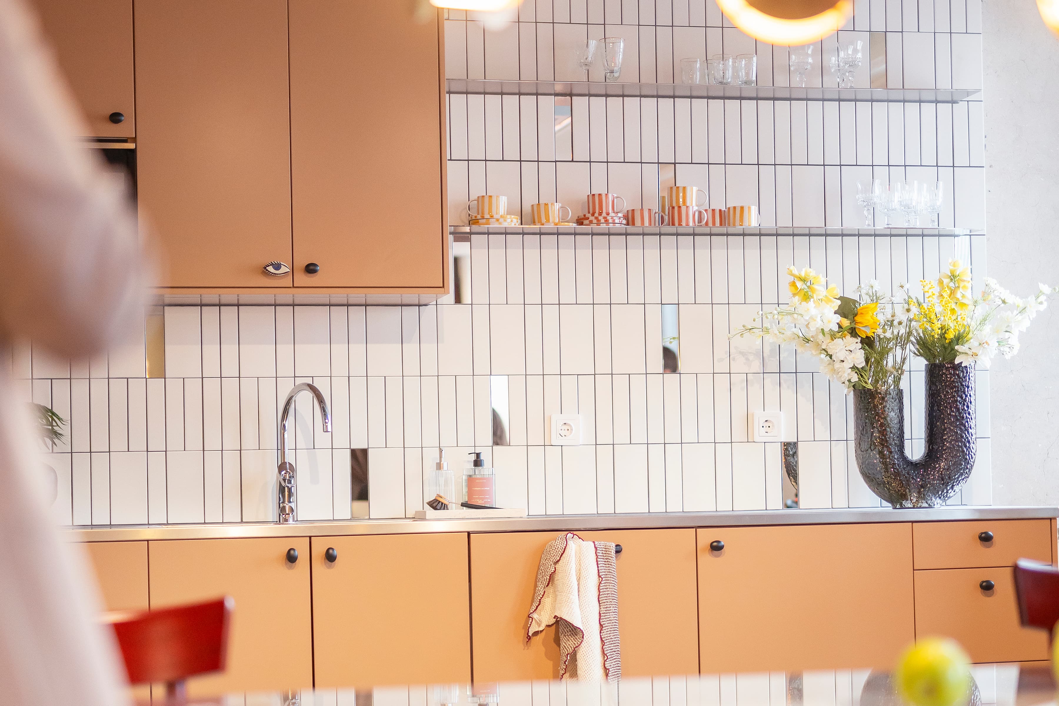 Ett kök med gott om plats för bänkskivor.