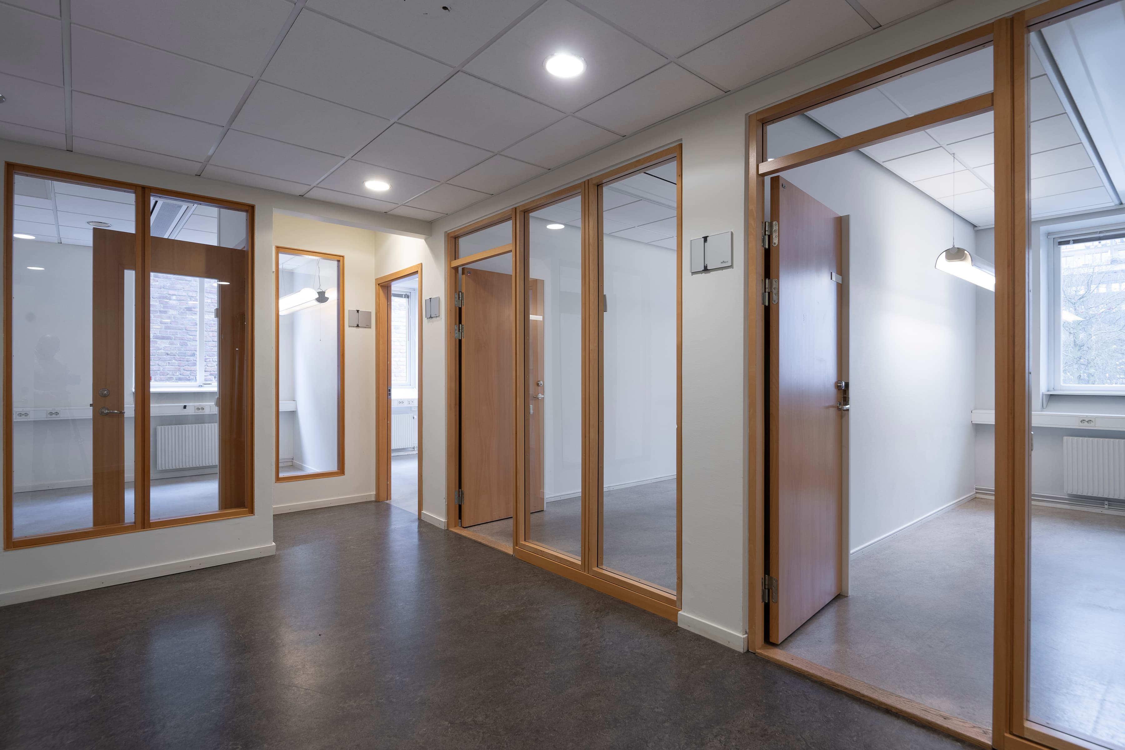 Ett tomt rum med många glasdörrar.