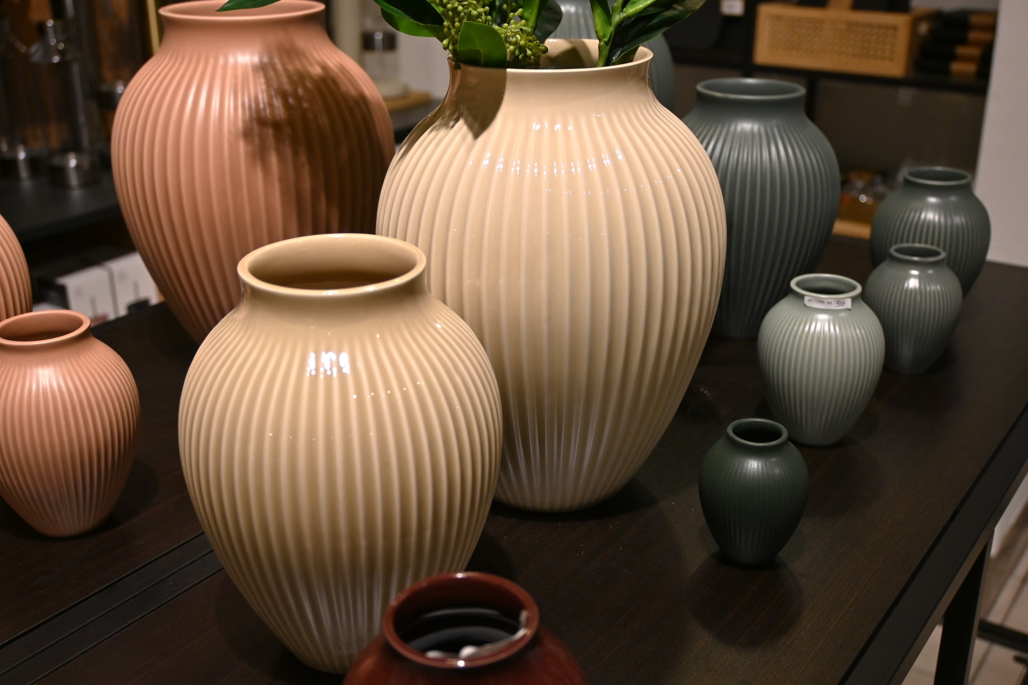 En grupp vaser som står på ett bord.