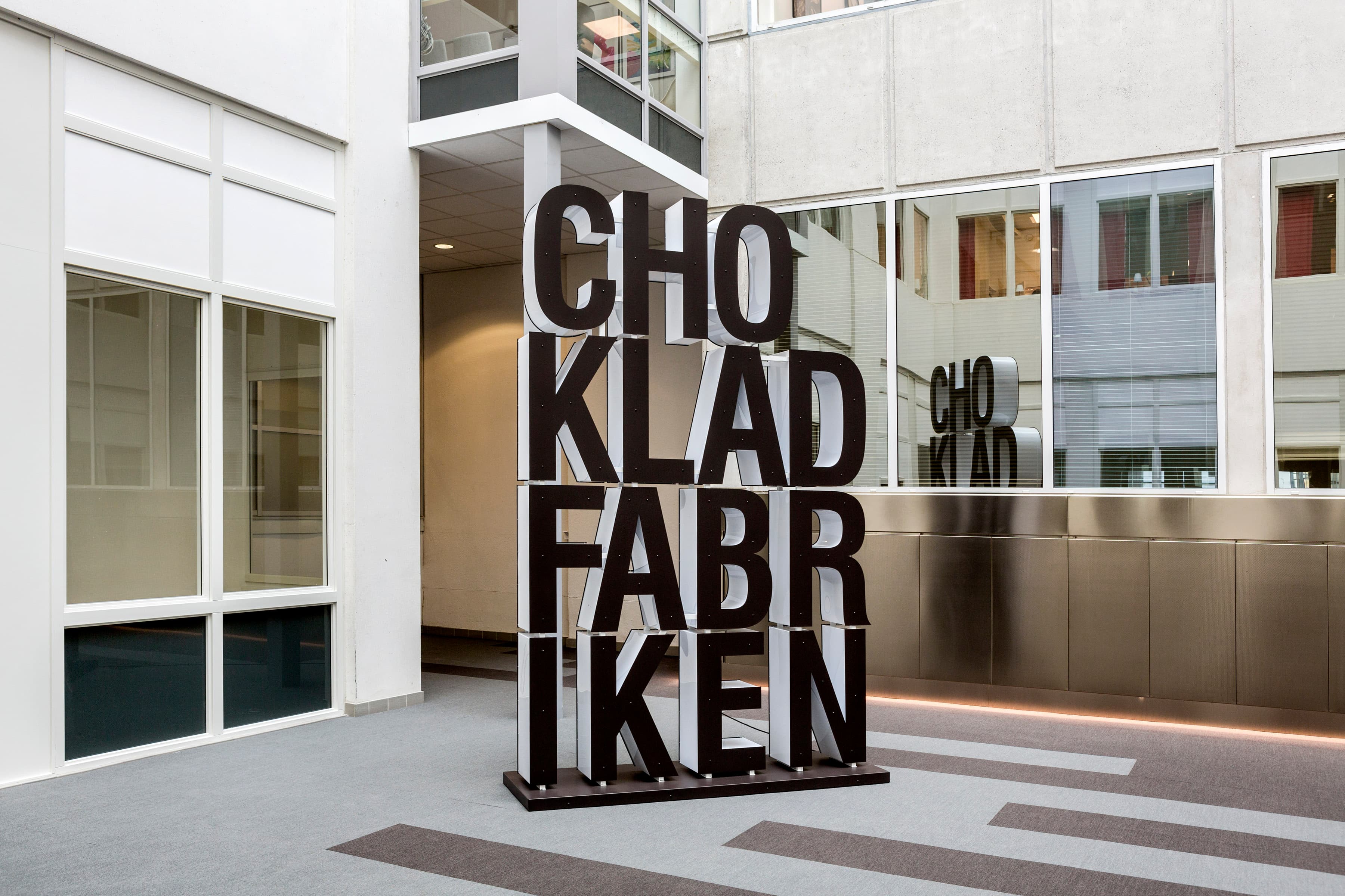 En stor metallskulptur som sitter mitt i en byggnad.