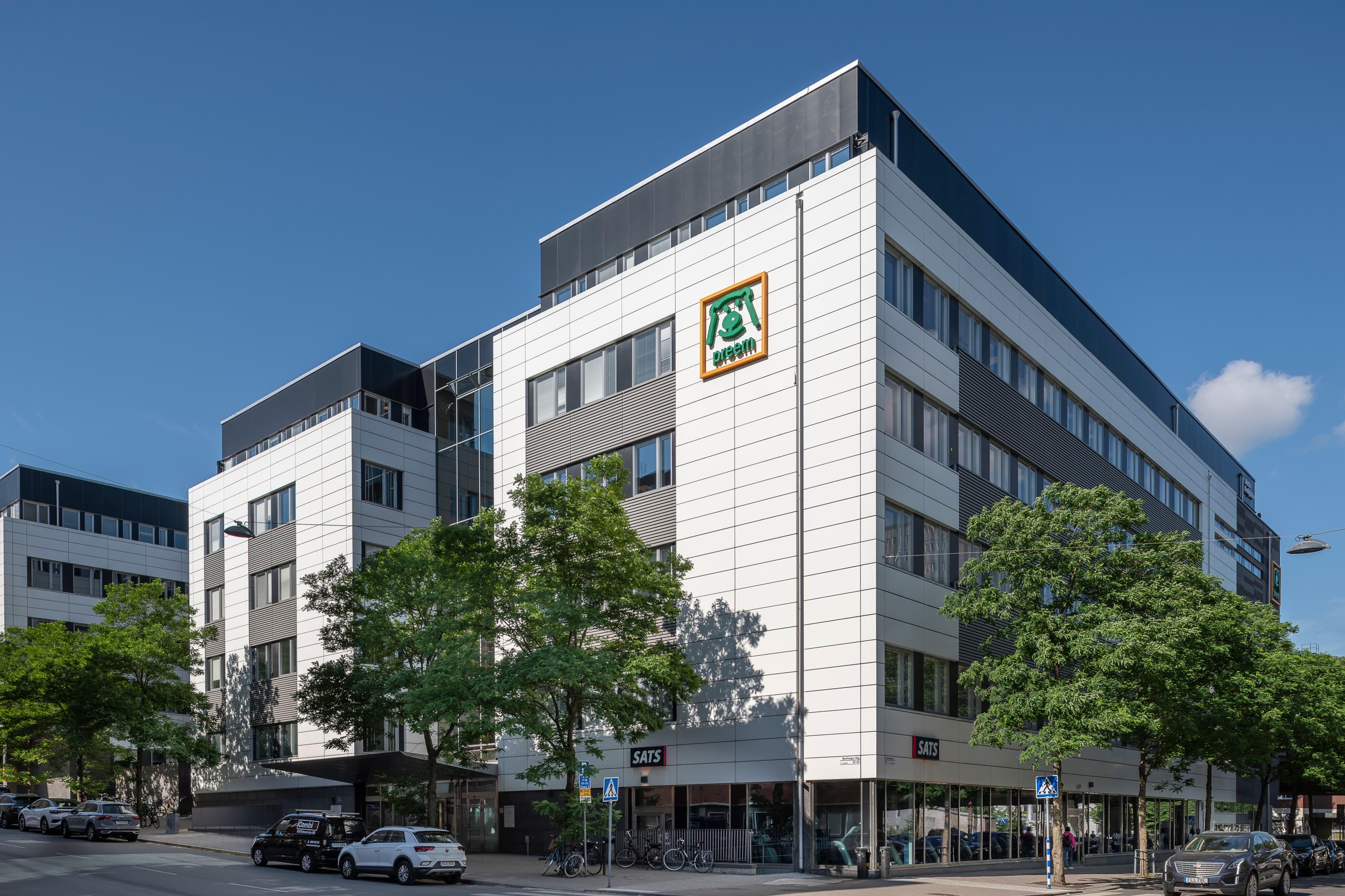 En stor vit byggnad som står vid sidan av en väg.