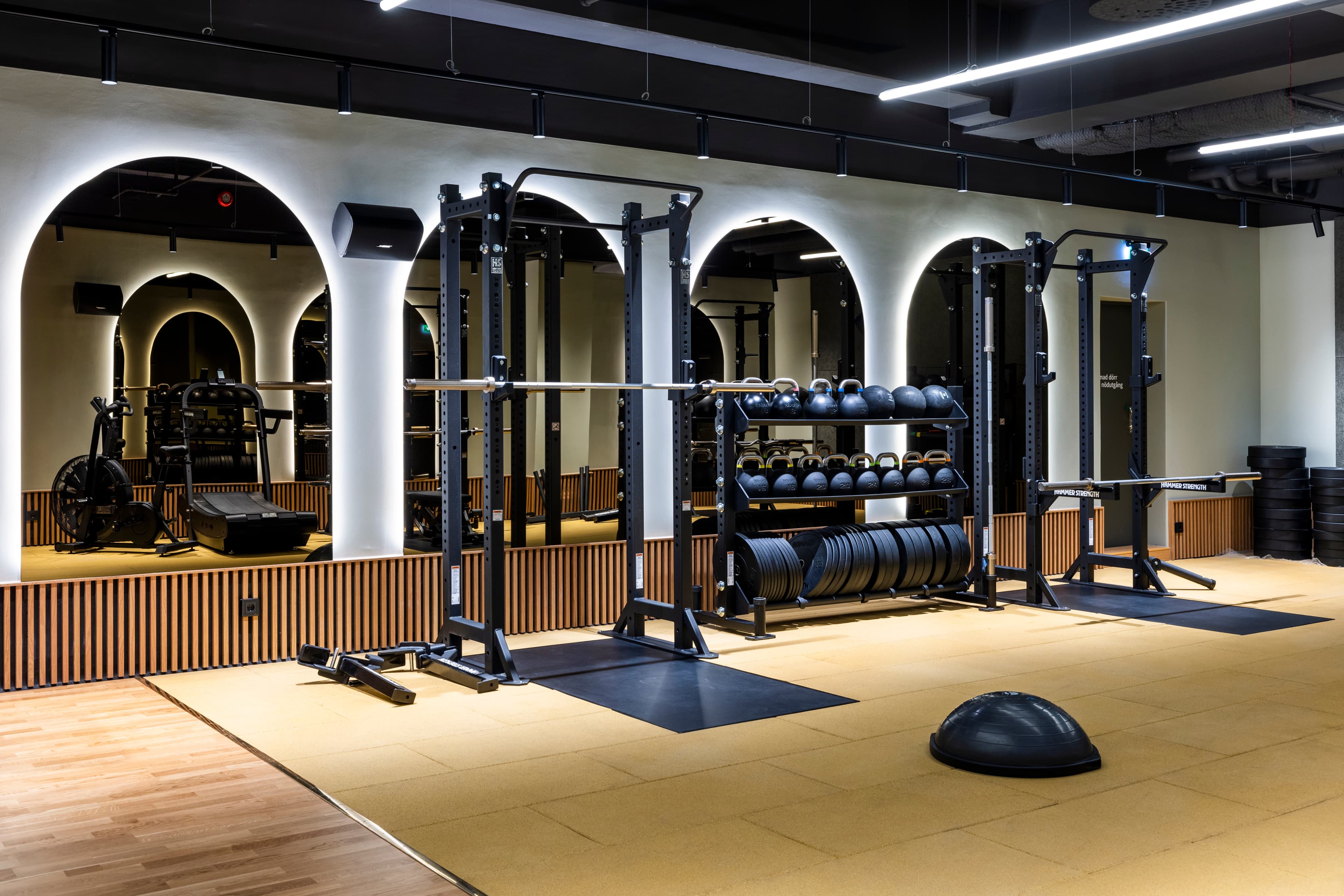 Ett gym med en stor mängd träningsutrustning.