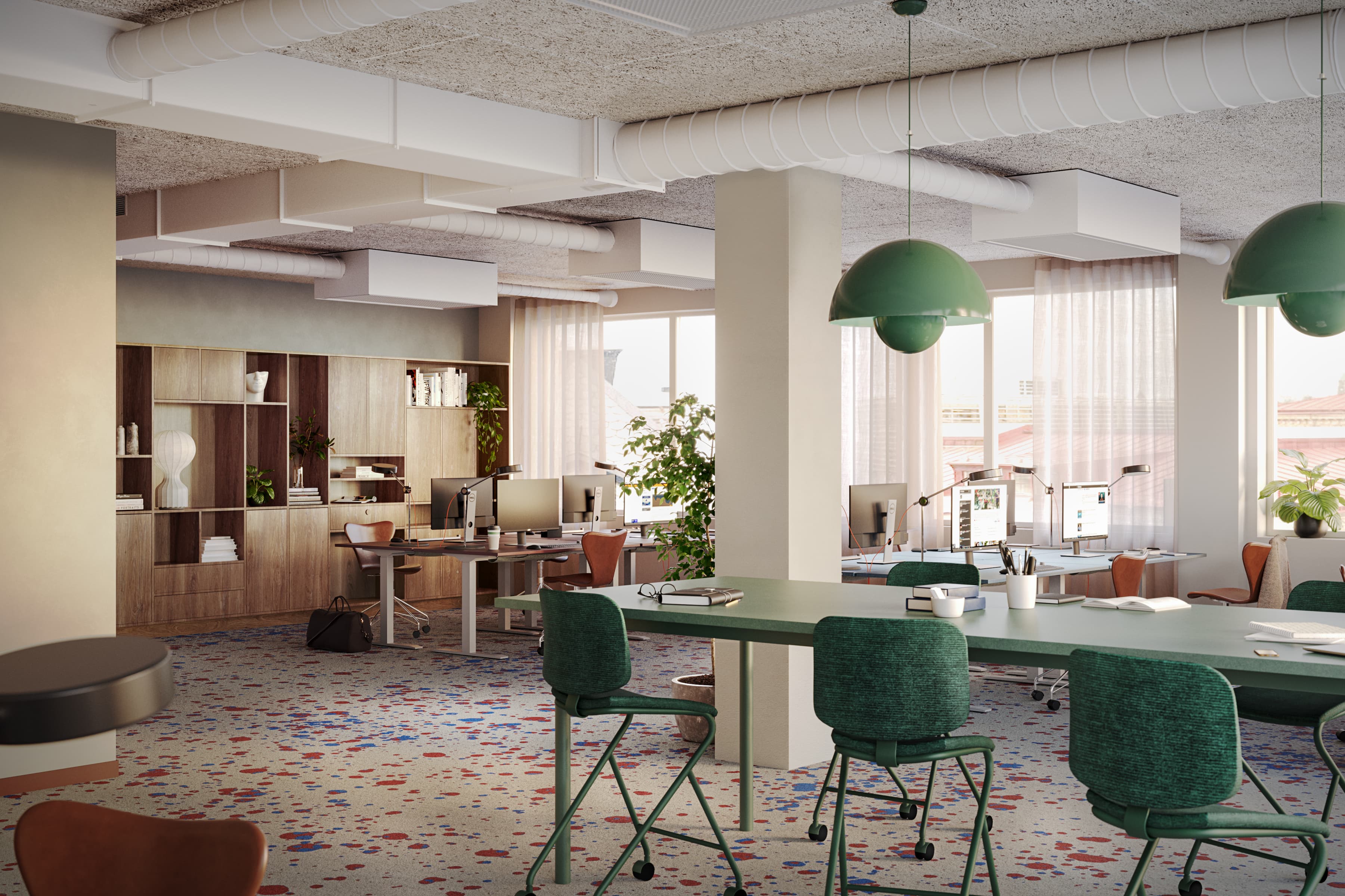 Ett rum med ett bord, stolar och en bärbar dator.