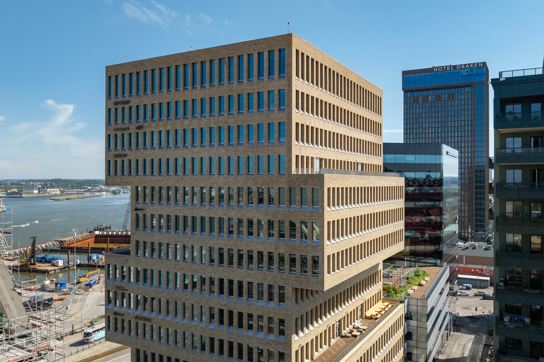 En mycket hög byggnad som ligger intill en stor vattensamling.