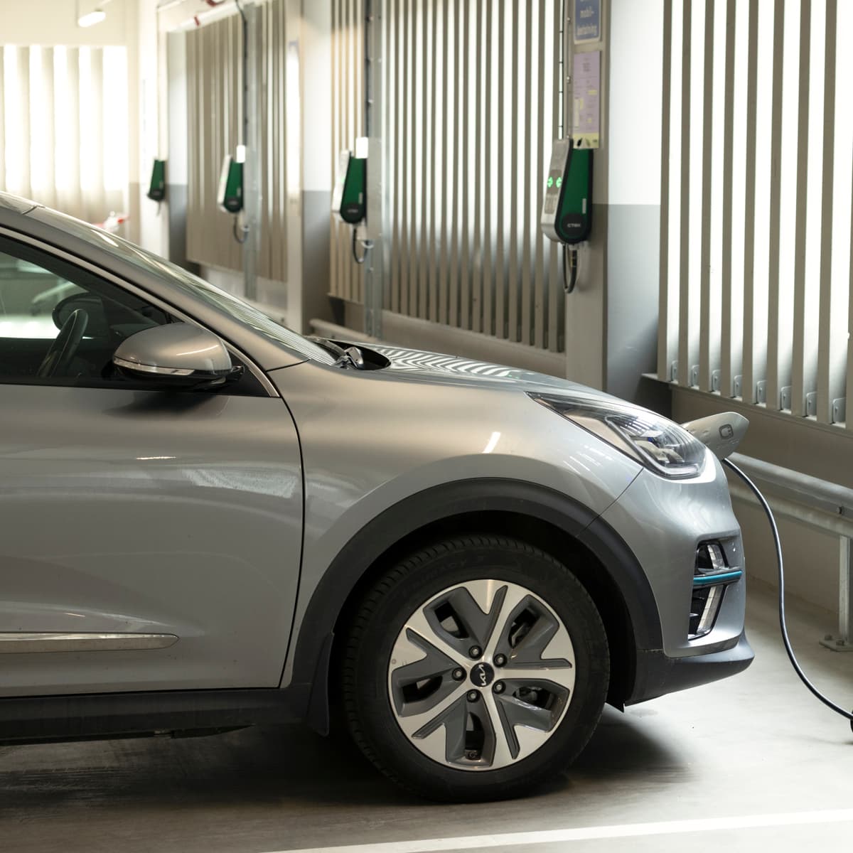 En bil som är ansluten till en laddningsstation.