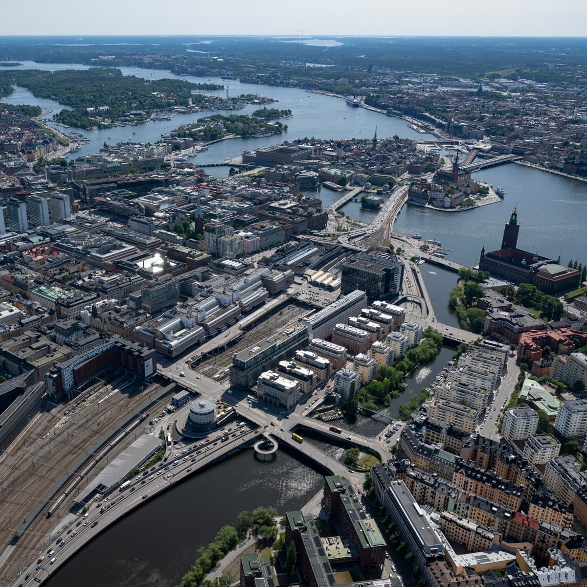 En flygbild av en stad och en flod.