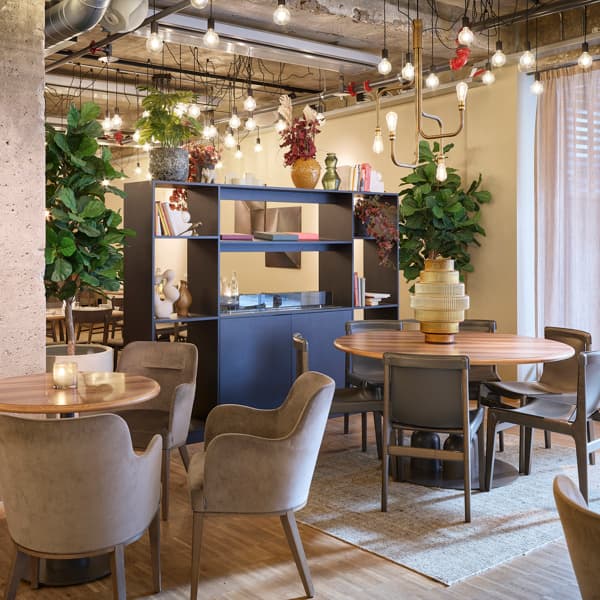 Ett rum fyllt med många stolar och bord.