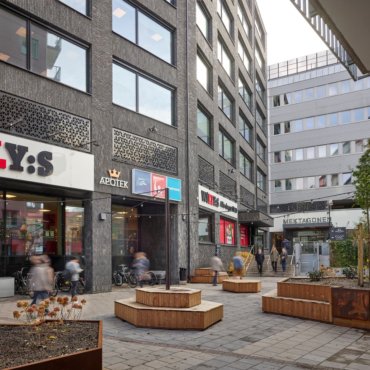 En grupp människor som går runt i ett köpcentrum.