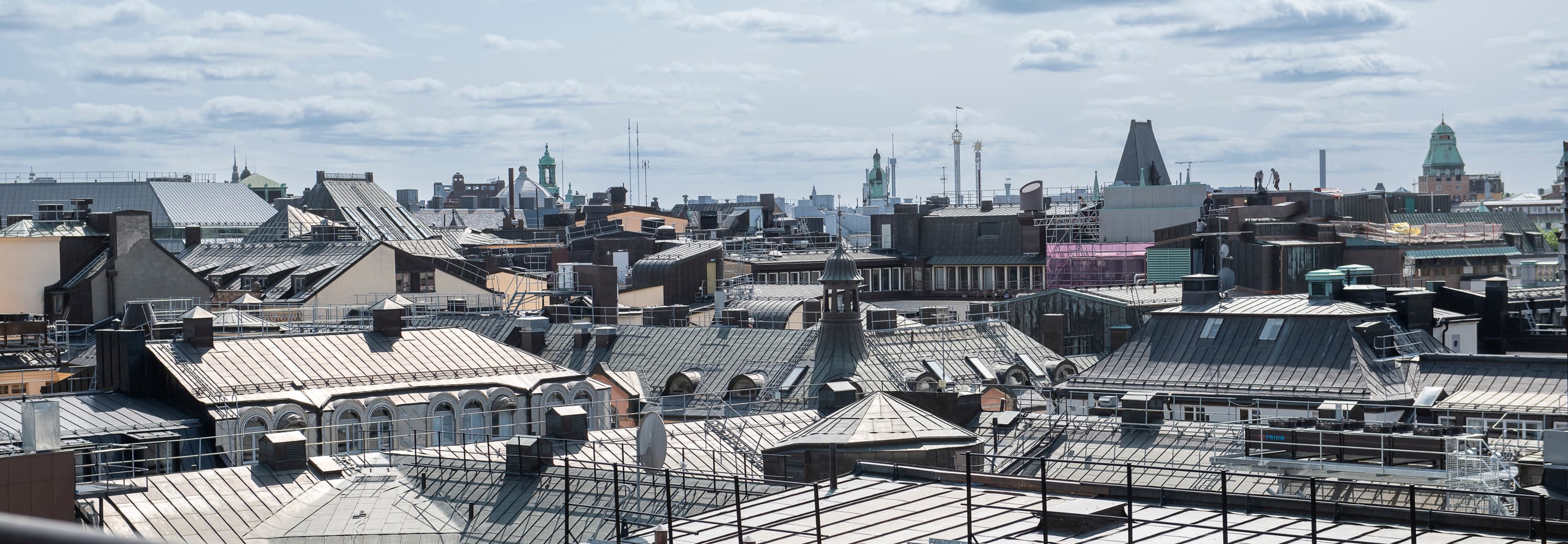 Utsikt över en stad från ett tak.