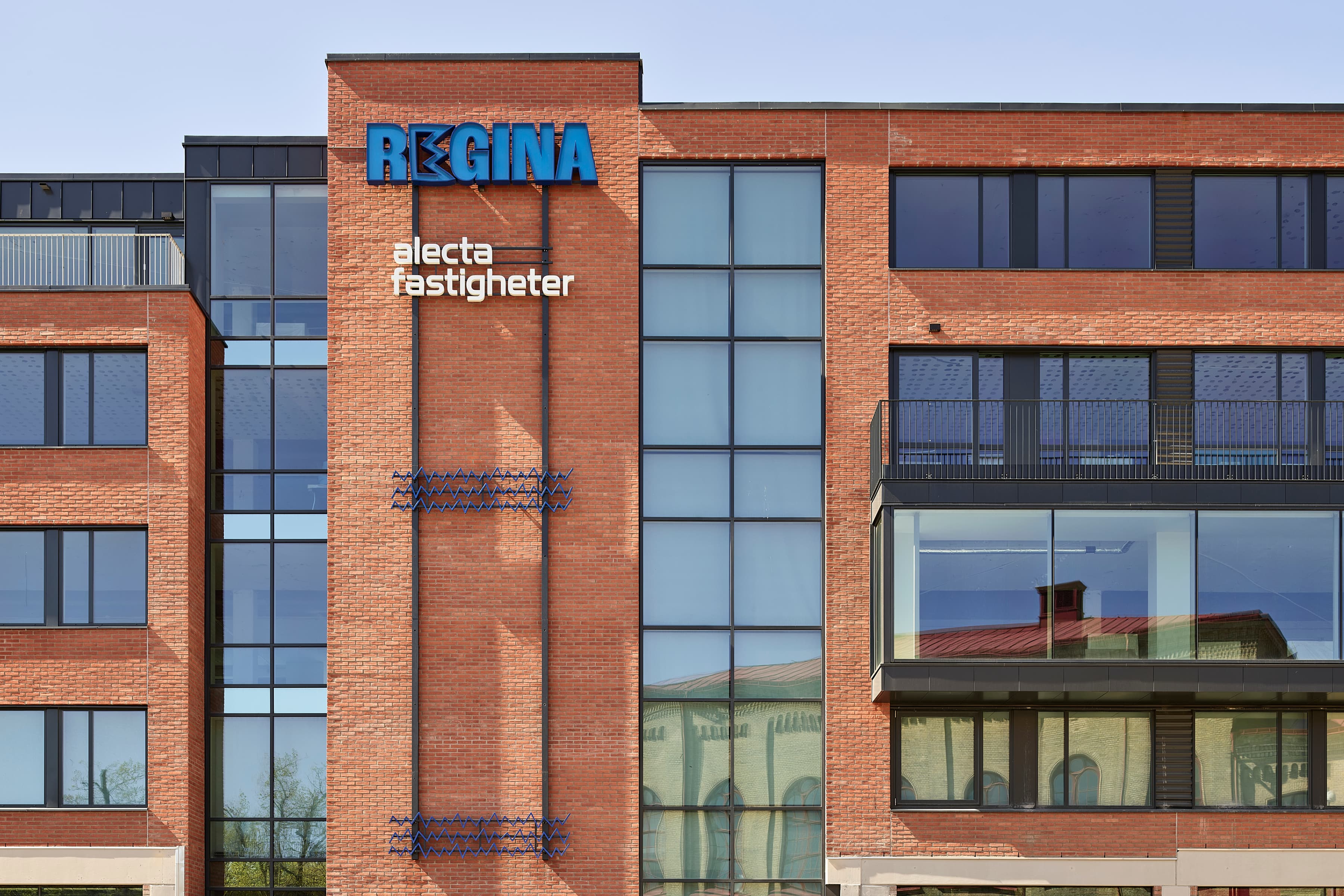 En stor tegelbyggnad med en skylt på sidan av den.