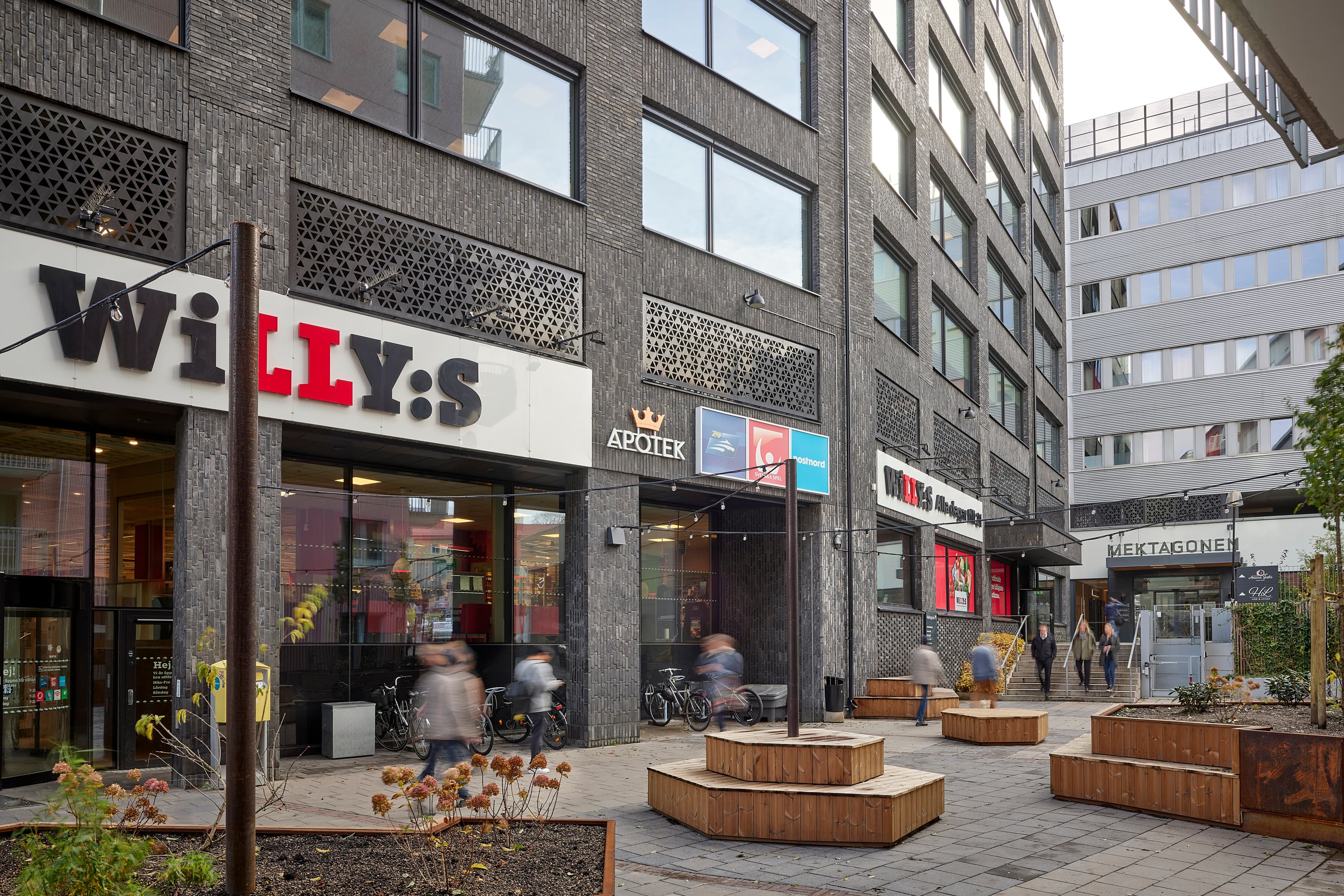 En grupp människor som går runt i ett köpcentrum.